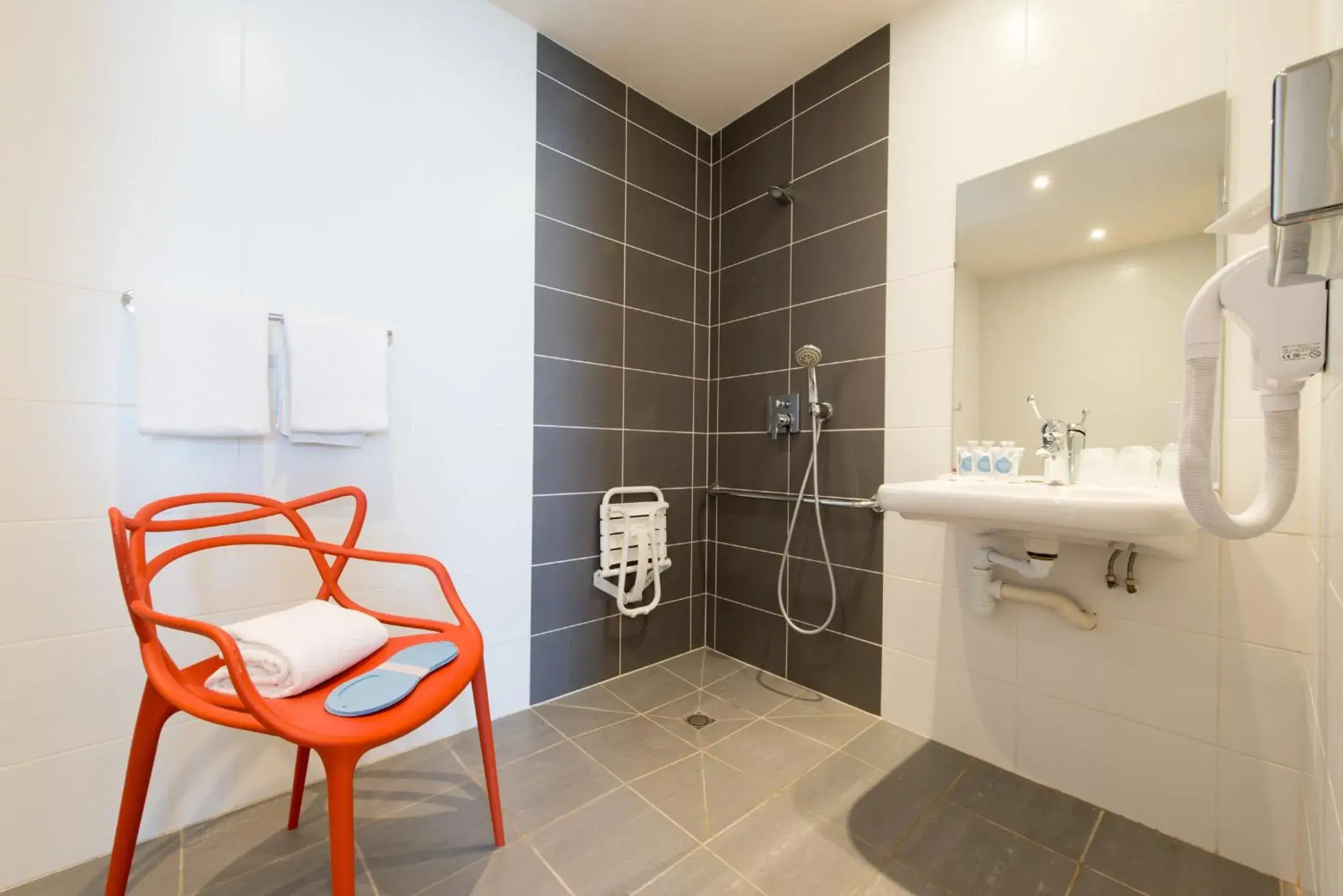 1 Double Bed 1 Single Bed in Hôtel Confort La Rochelle Centre les Minimes 1 Double Bed 1 Single Bed in Hôtel Confort La Rochelle Centre les Minimes