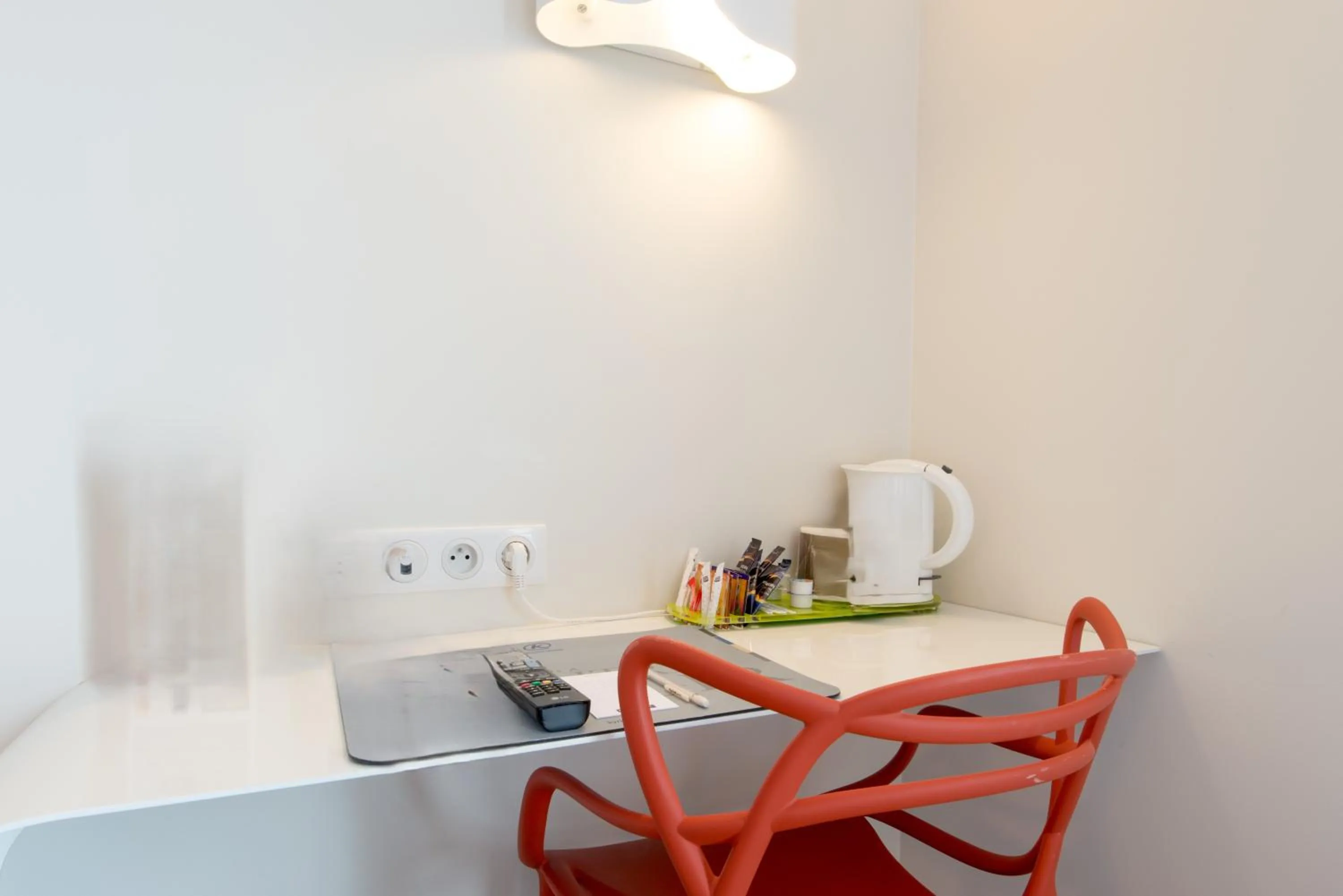 Bedroom in Hôtel Confort La Rochelle Centre les Minimes