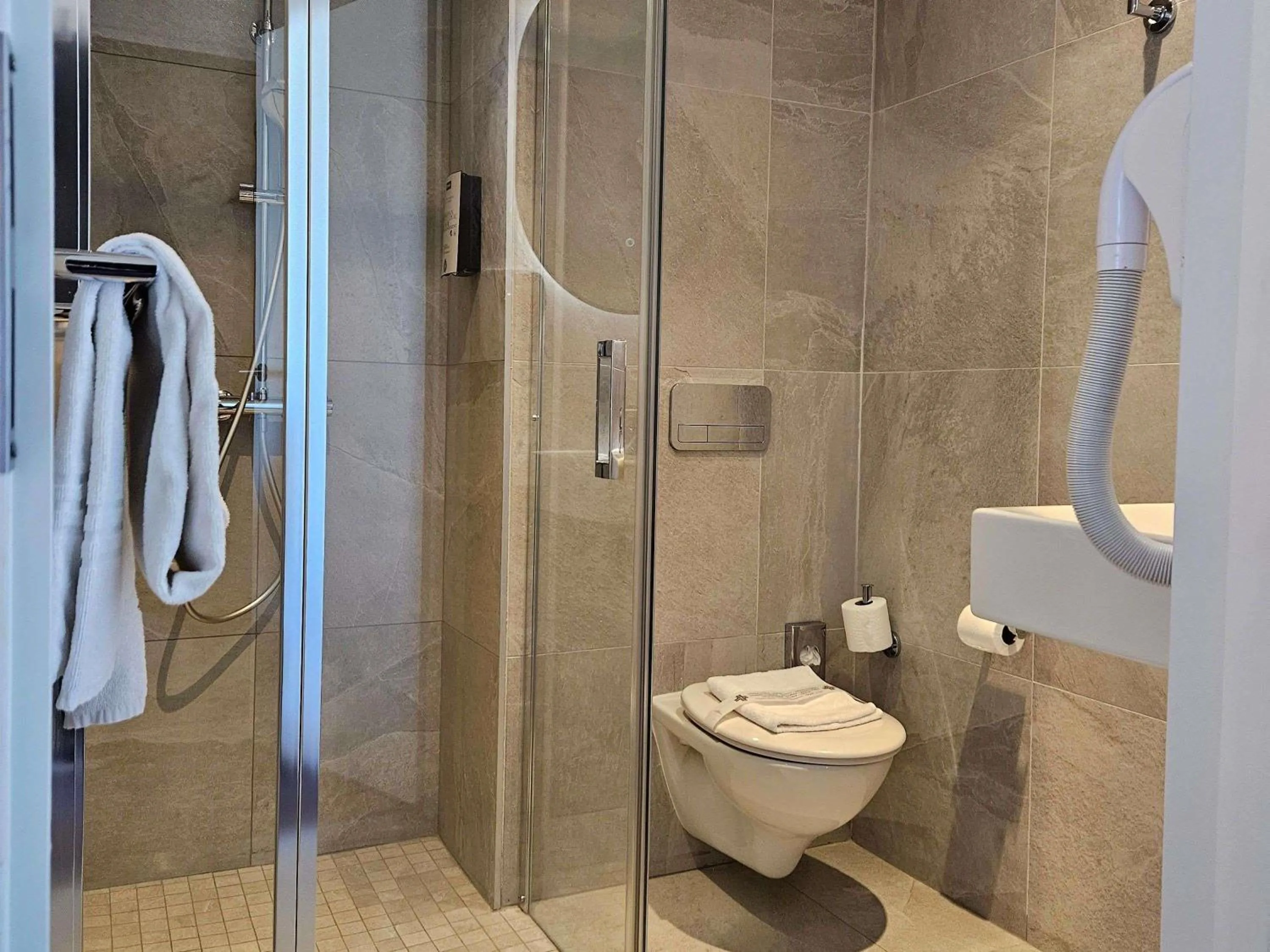 Property building in Hôtel Confort La Rochelle Centre les Minimes