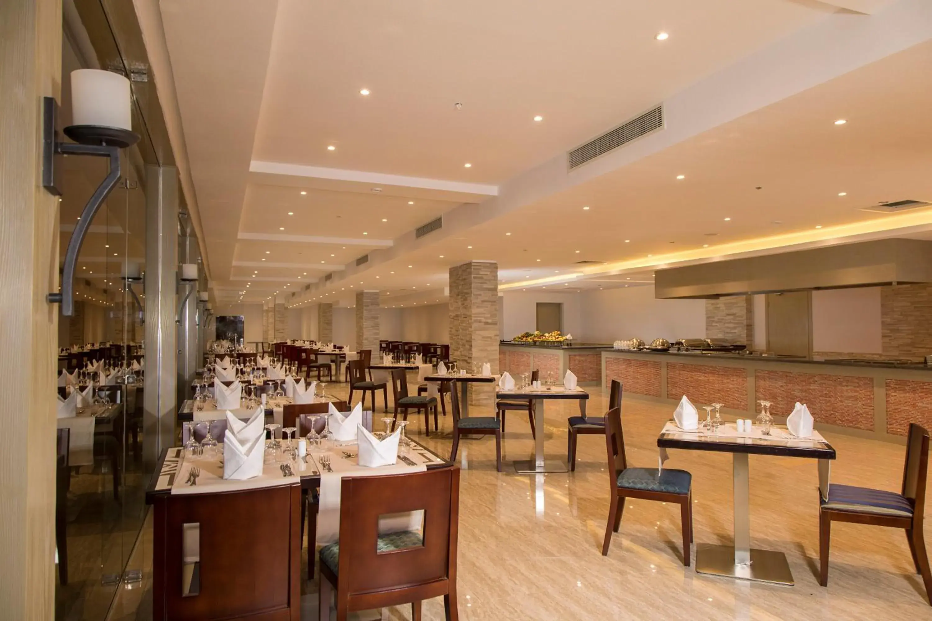 Restaurant/Places to Eat in Naama Waves Hotel