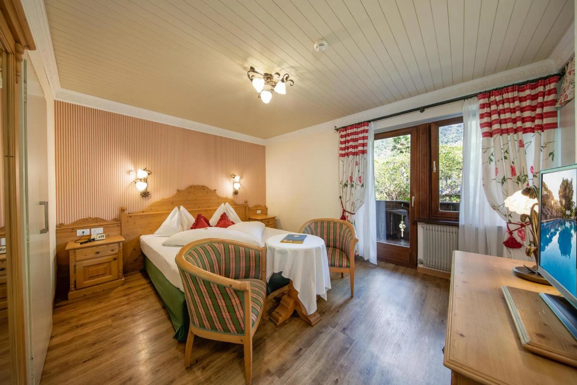 Decorative detail, Bed in PALMENGARTEN Hotel Gstör