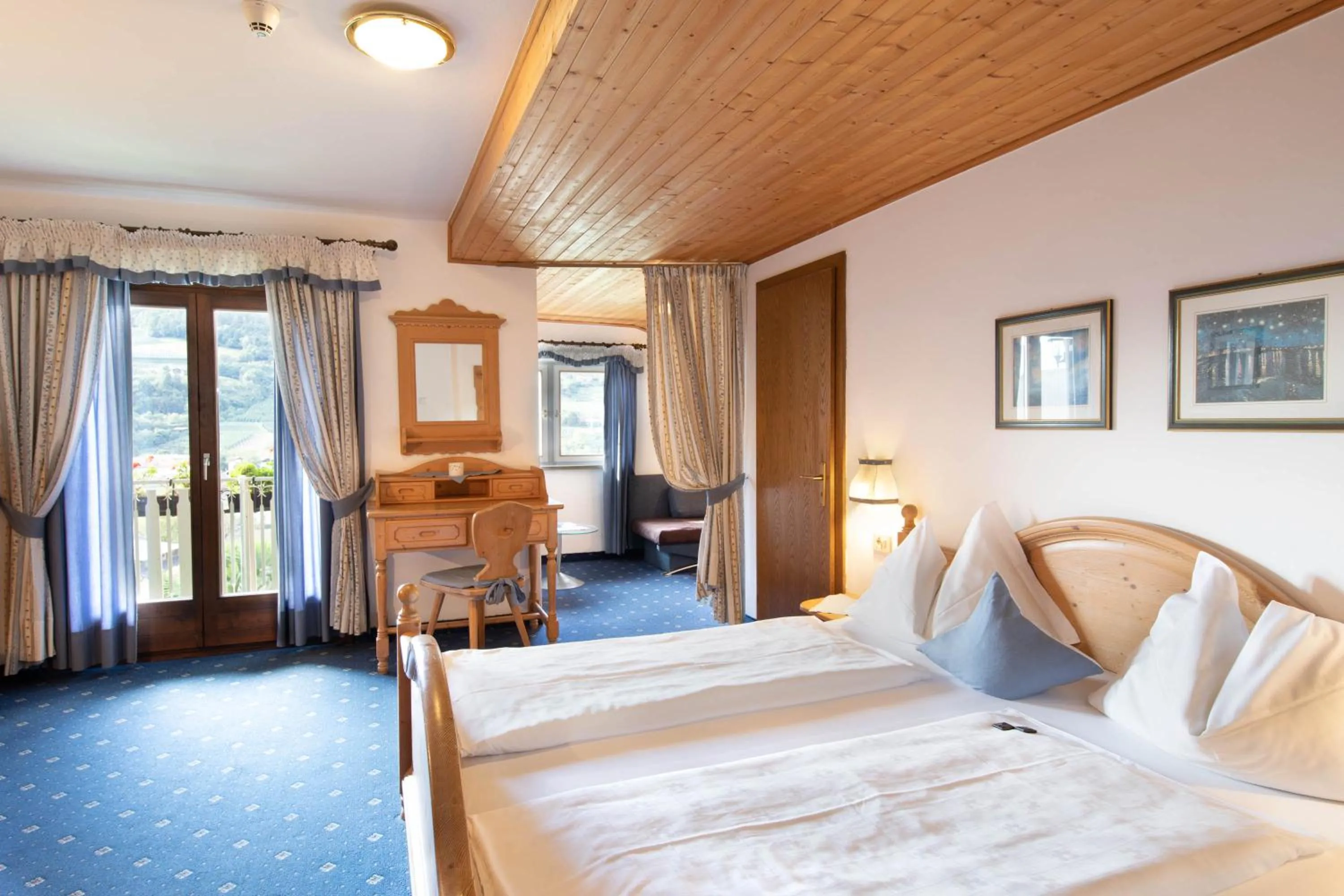 Decorative detail, Bed in PALMENGARTEN Hotel Gstör