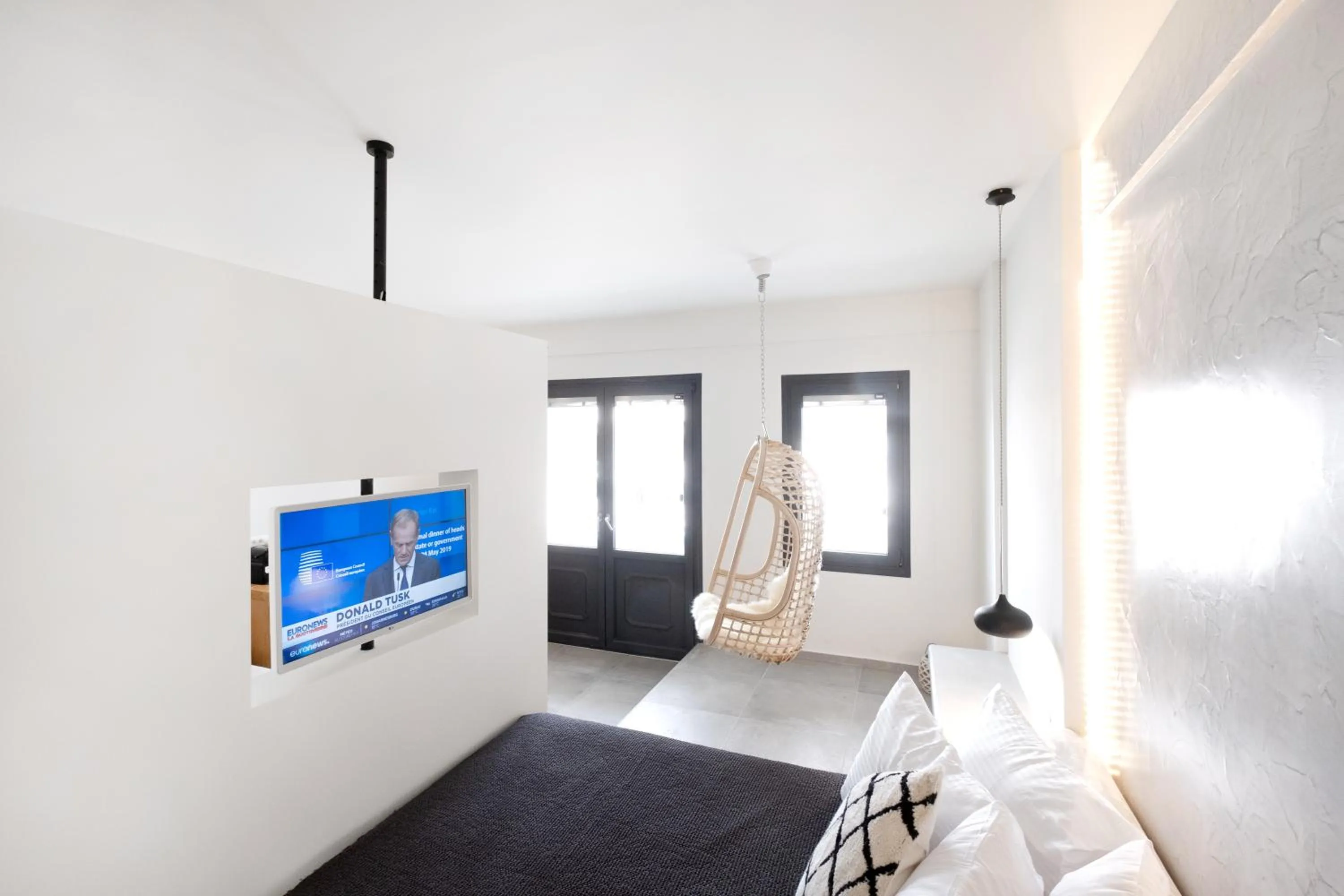 TV and multimedia, Bed in George & Joanna Suites Santorini