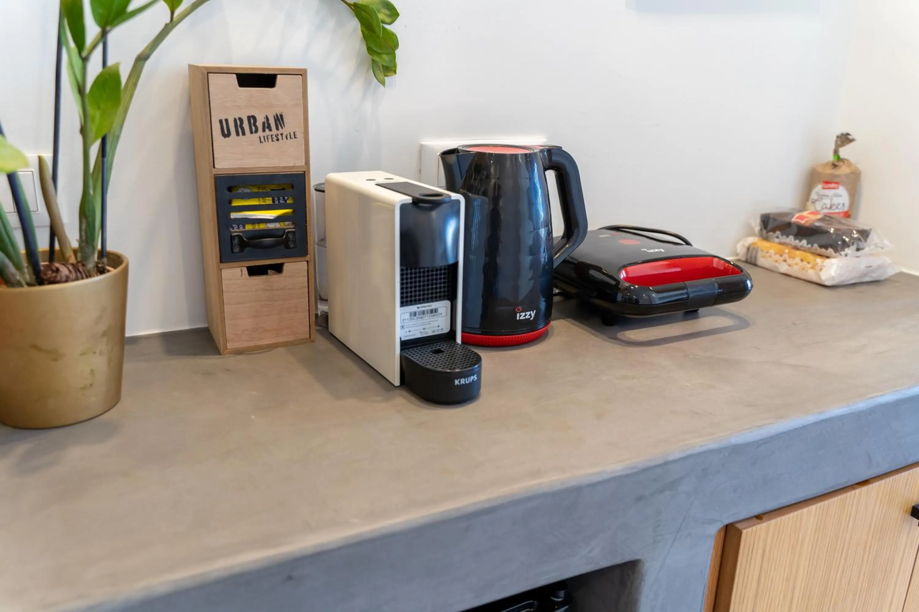 Coffee/tea facilities in George & Joanna Suites Santorini