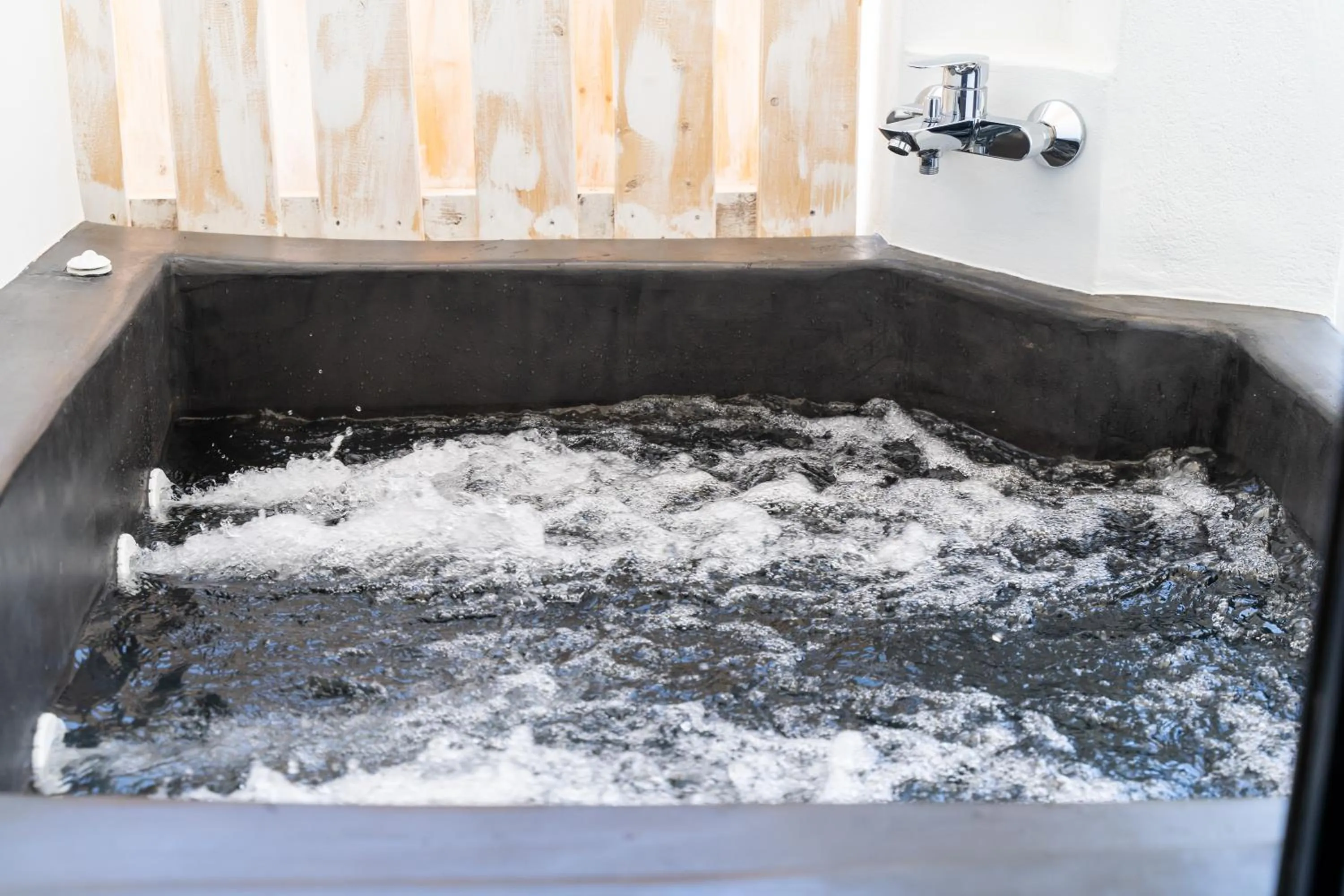 Hot Tub in George & Joanna Suites Santorini