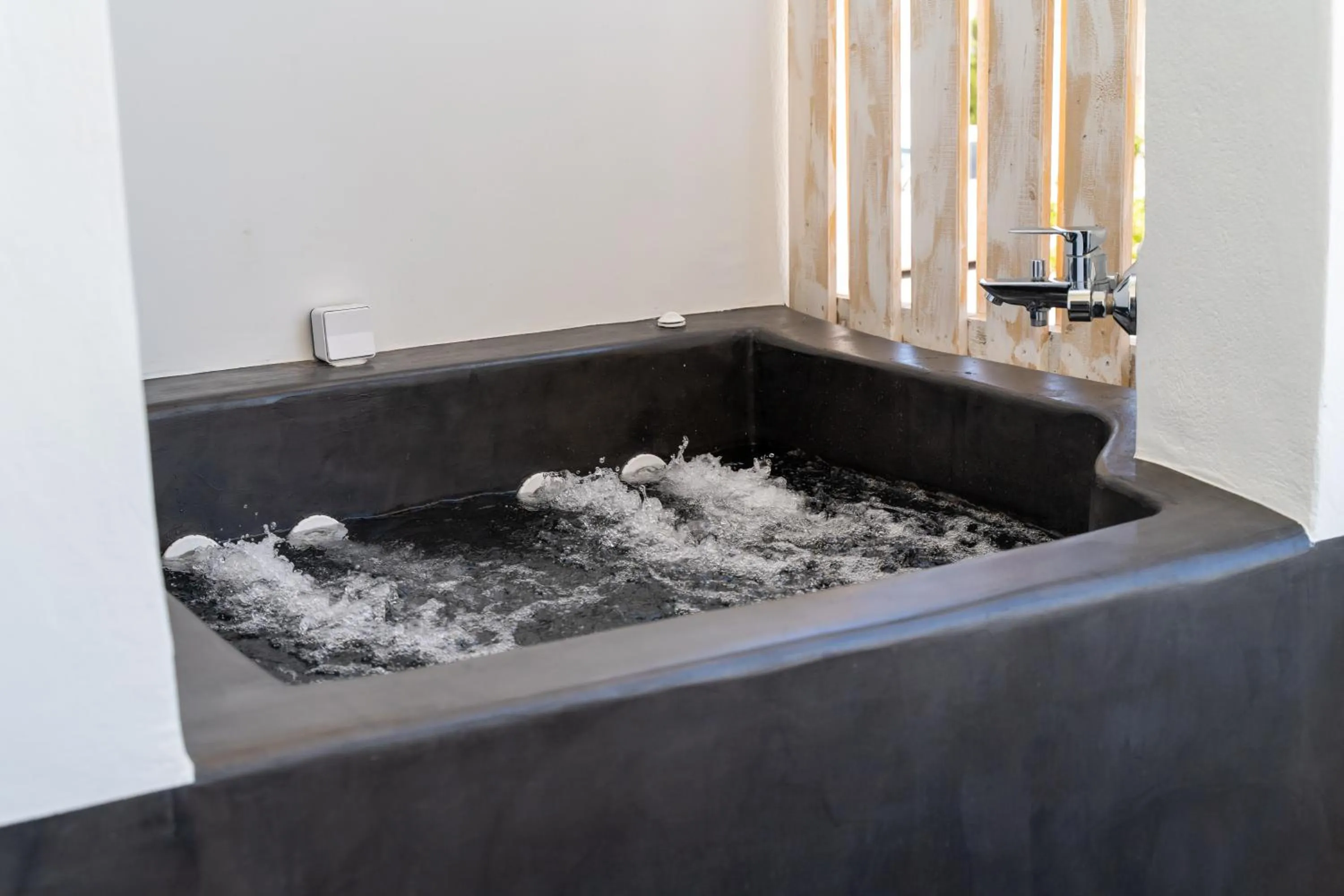 Hot Tub in George & Joanna Suites Santorini