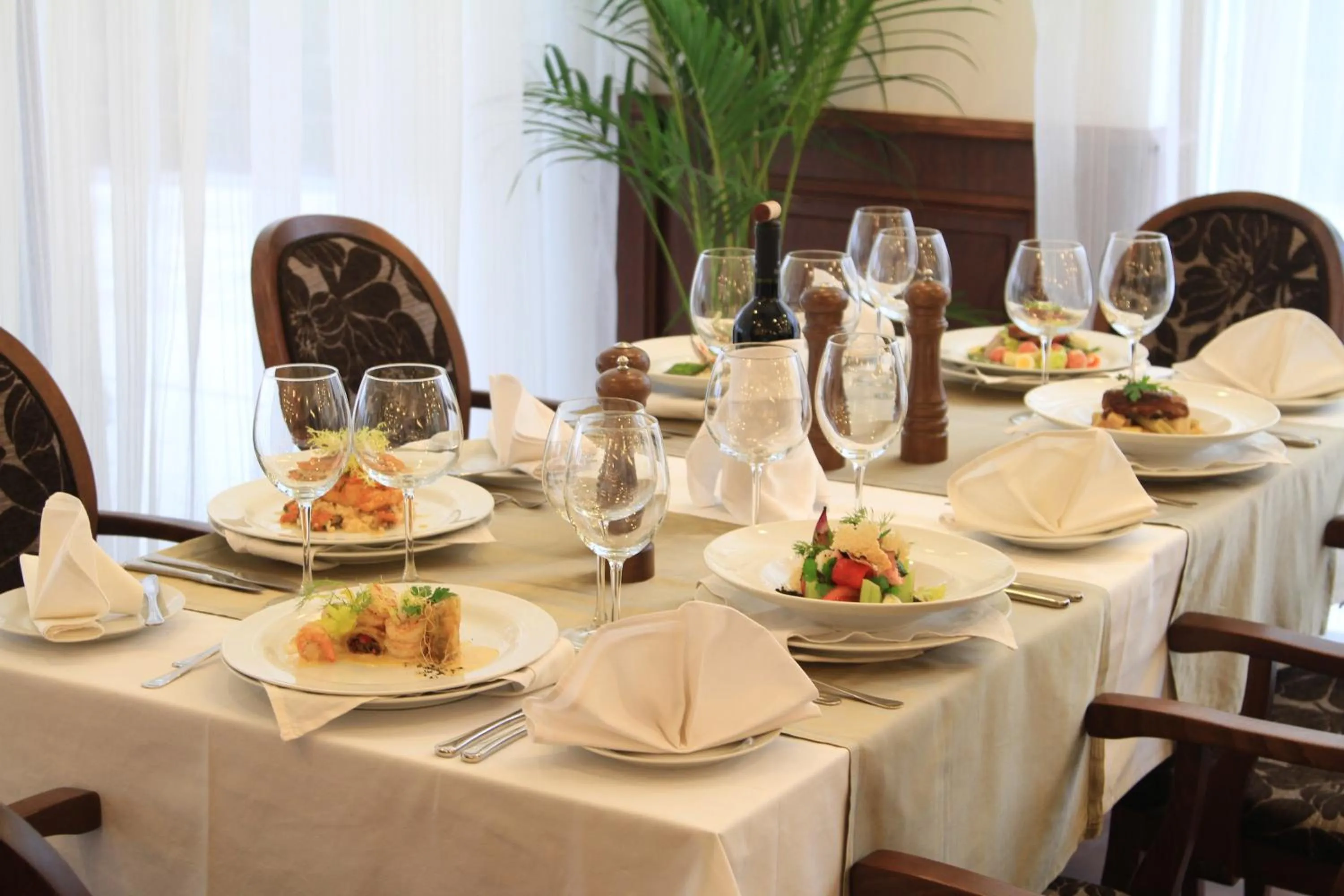 Restaurant/places to eat in Long Beach Resort