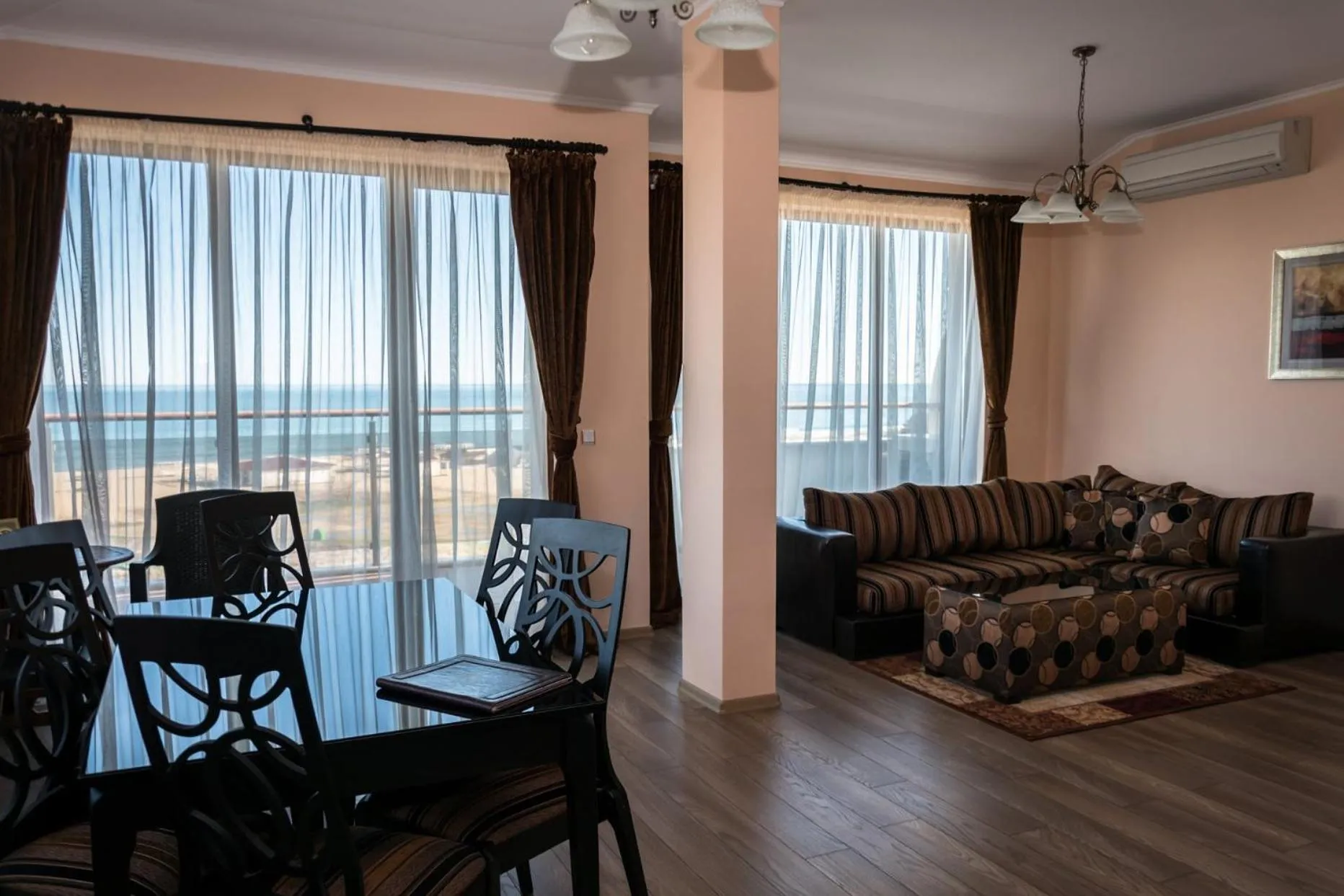 Living room in Long Beach Resort