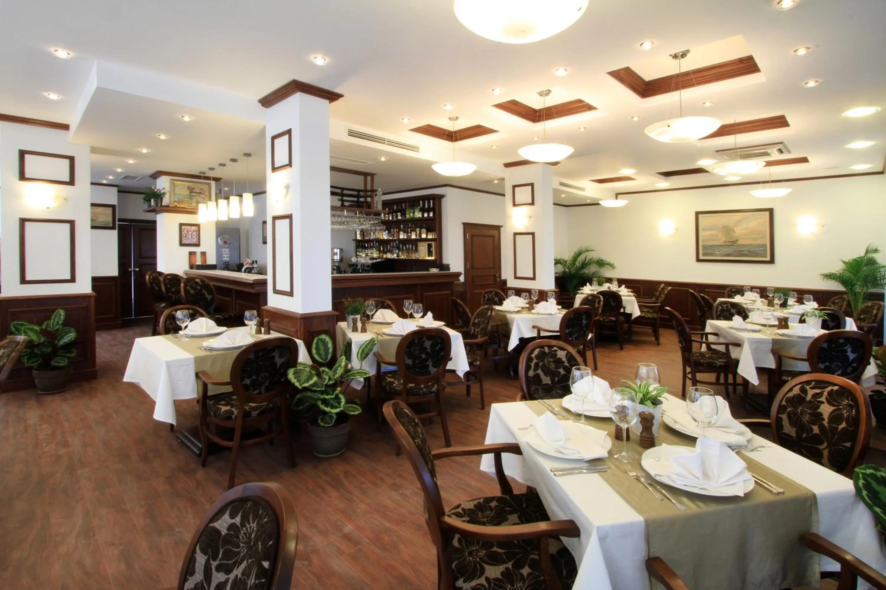 Restaurant/places to eat in Long Beach Resort