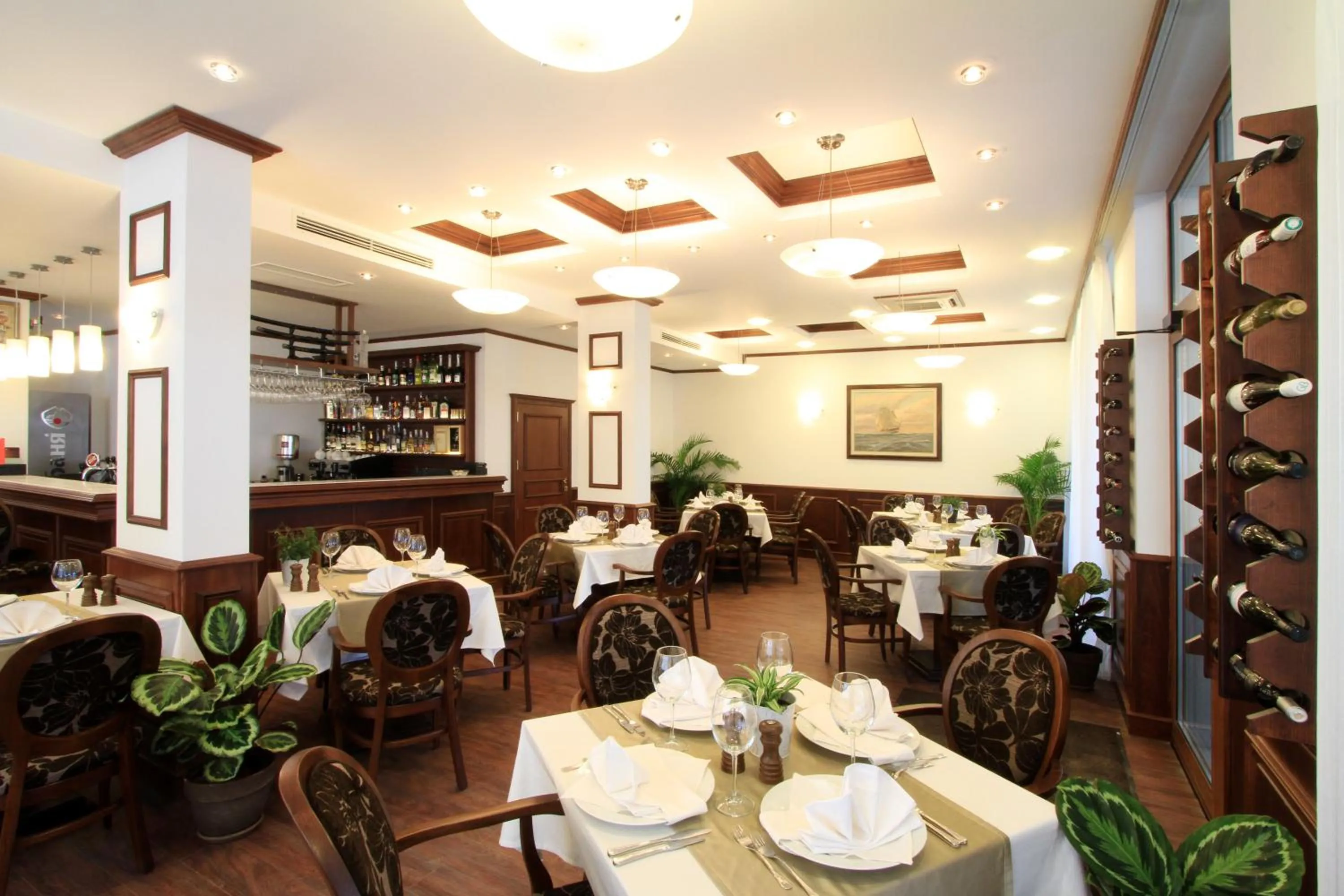 Restaurant/places to eat in Long Beach Resort