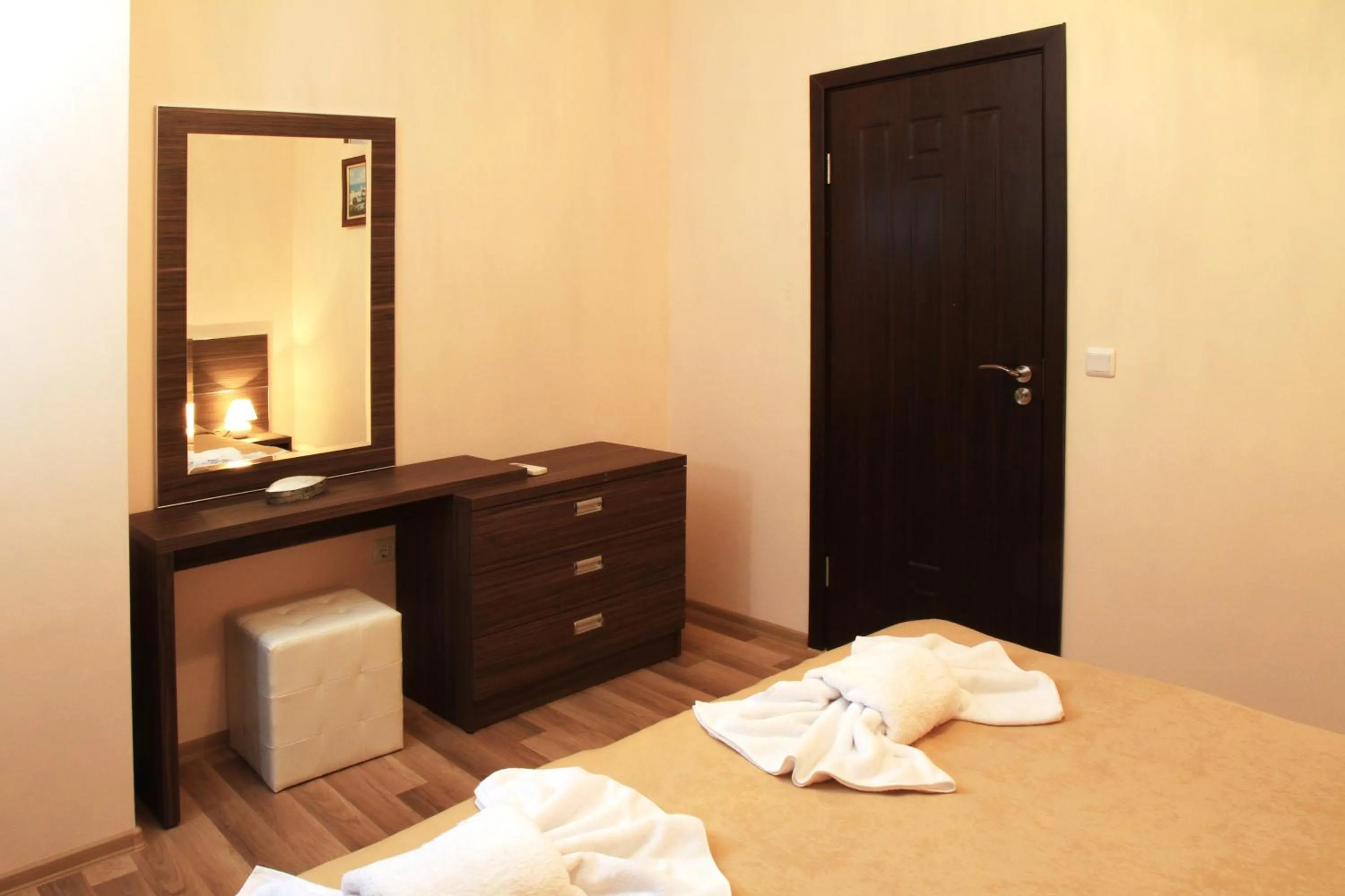 Bedroom, Bed in Long Beach Resort