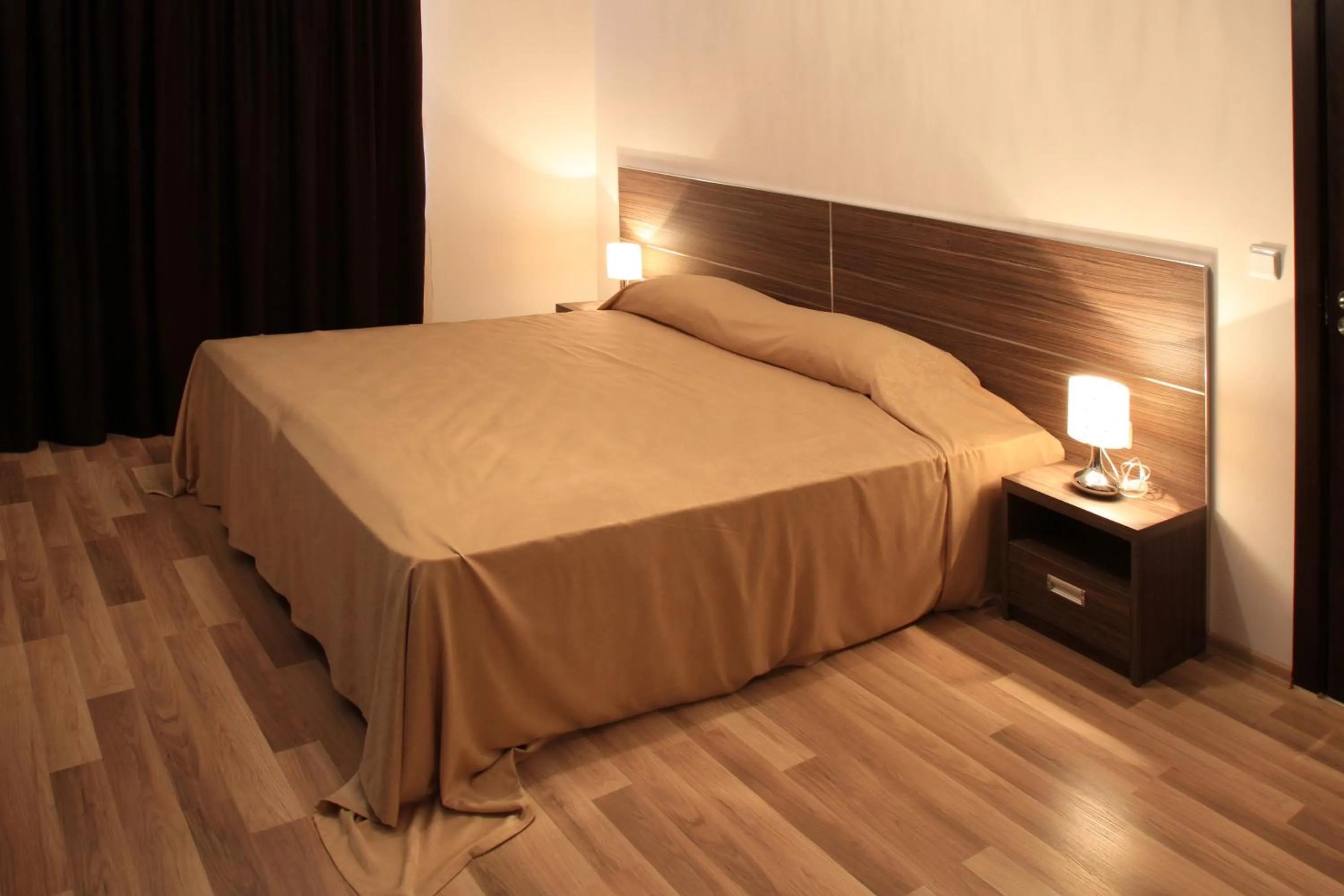 Bedroom, Bed in Long Beach Resort