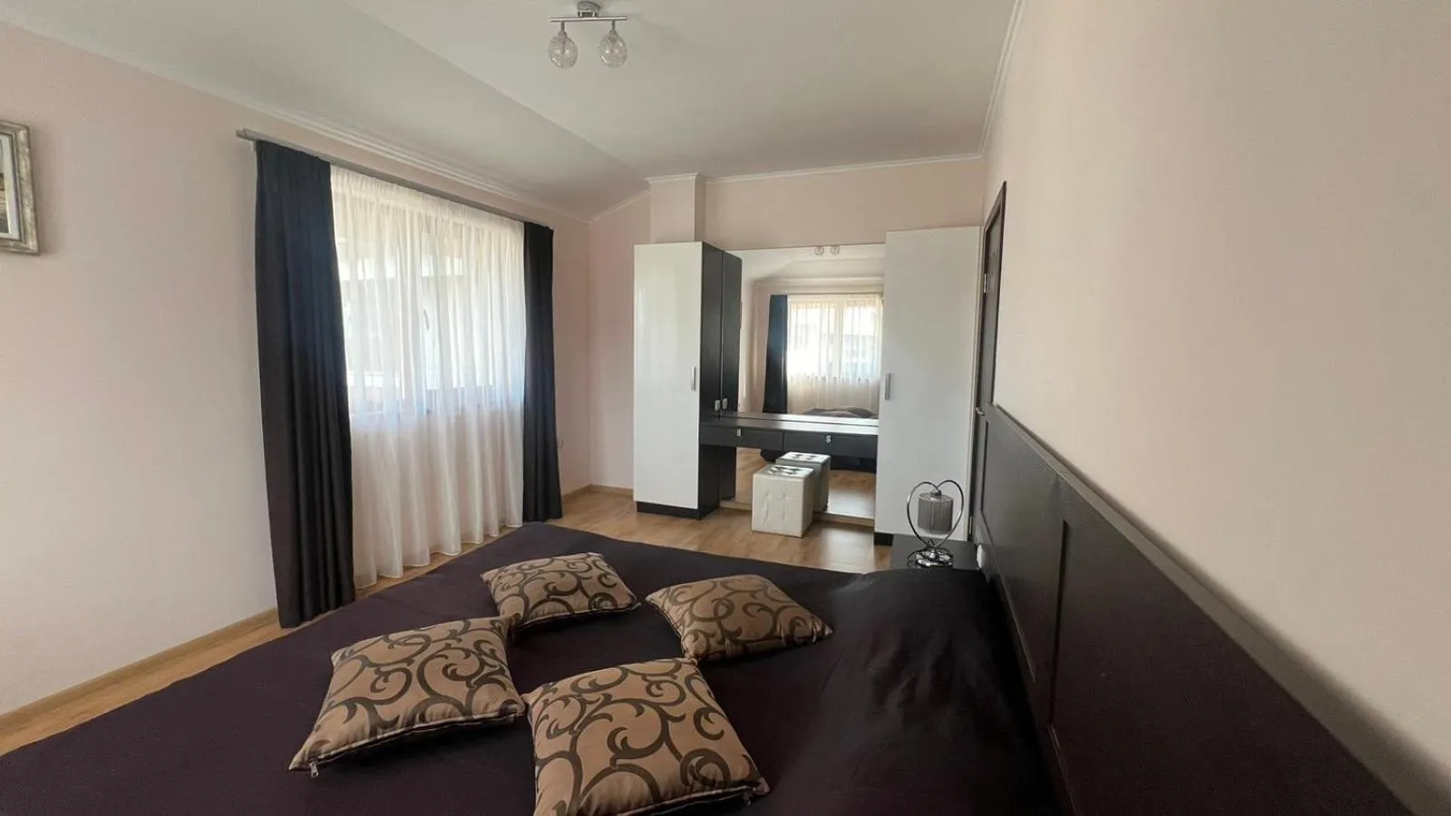 Bedroom, Bed in Long Beach Resort