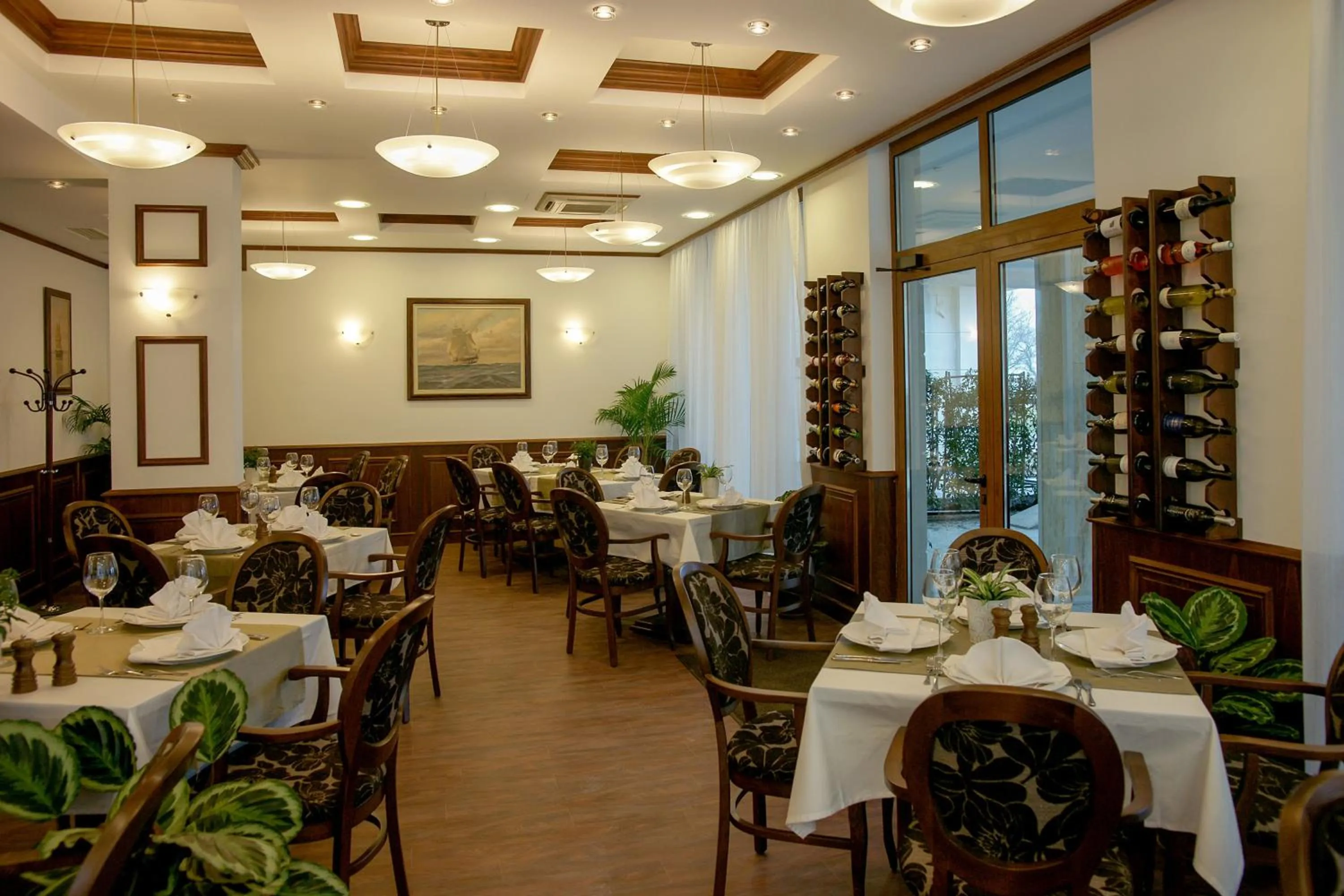 Restaurant/places to eat in Long Beach Resort