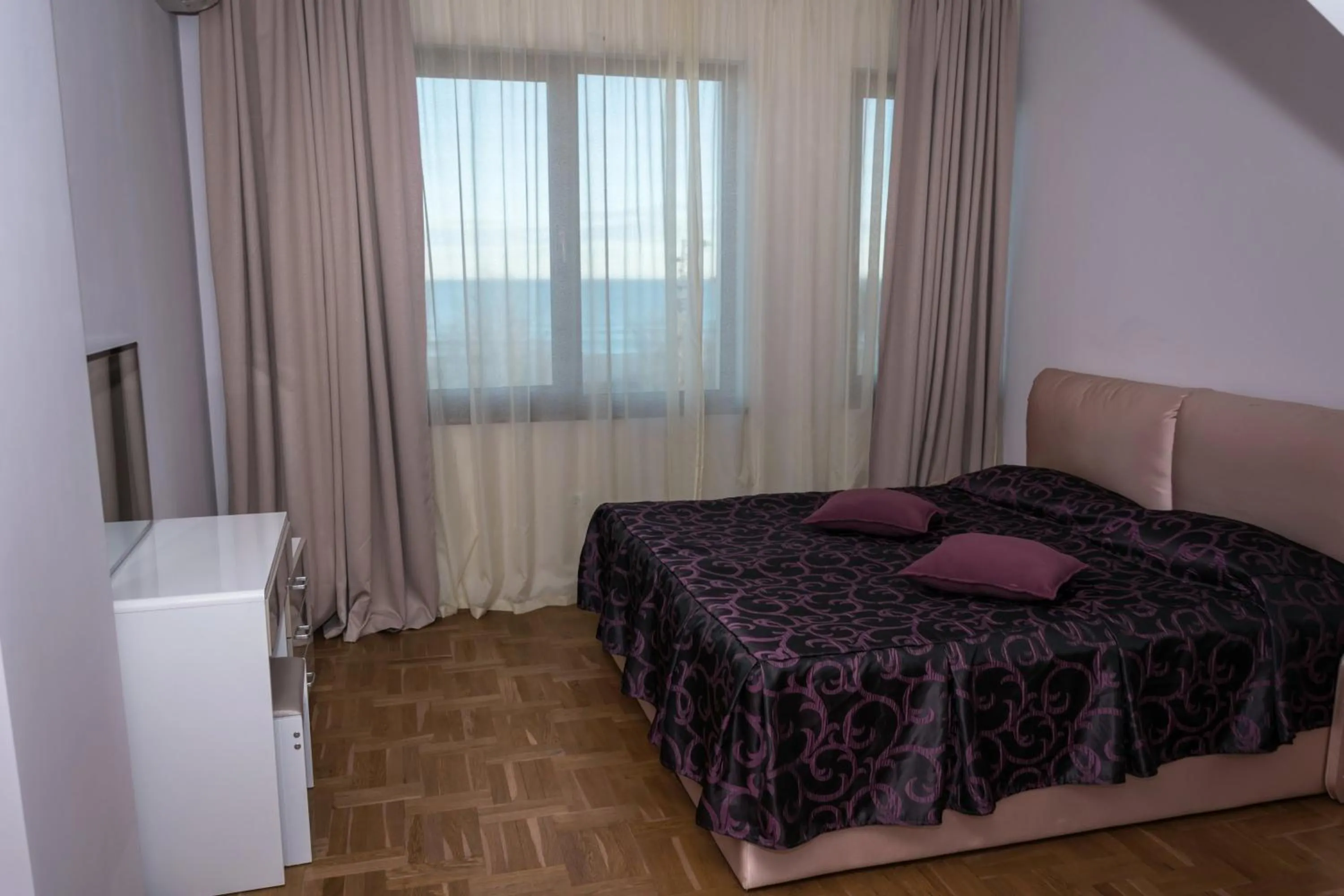 Bedroom, Bed in Long Beach Resort