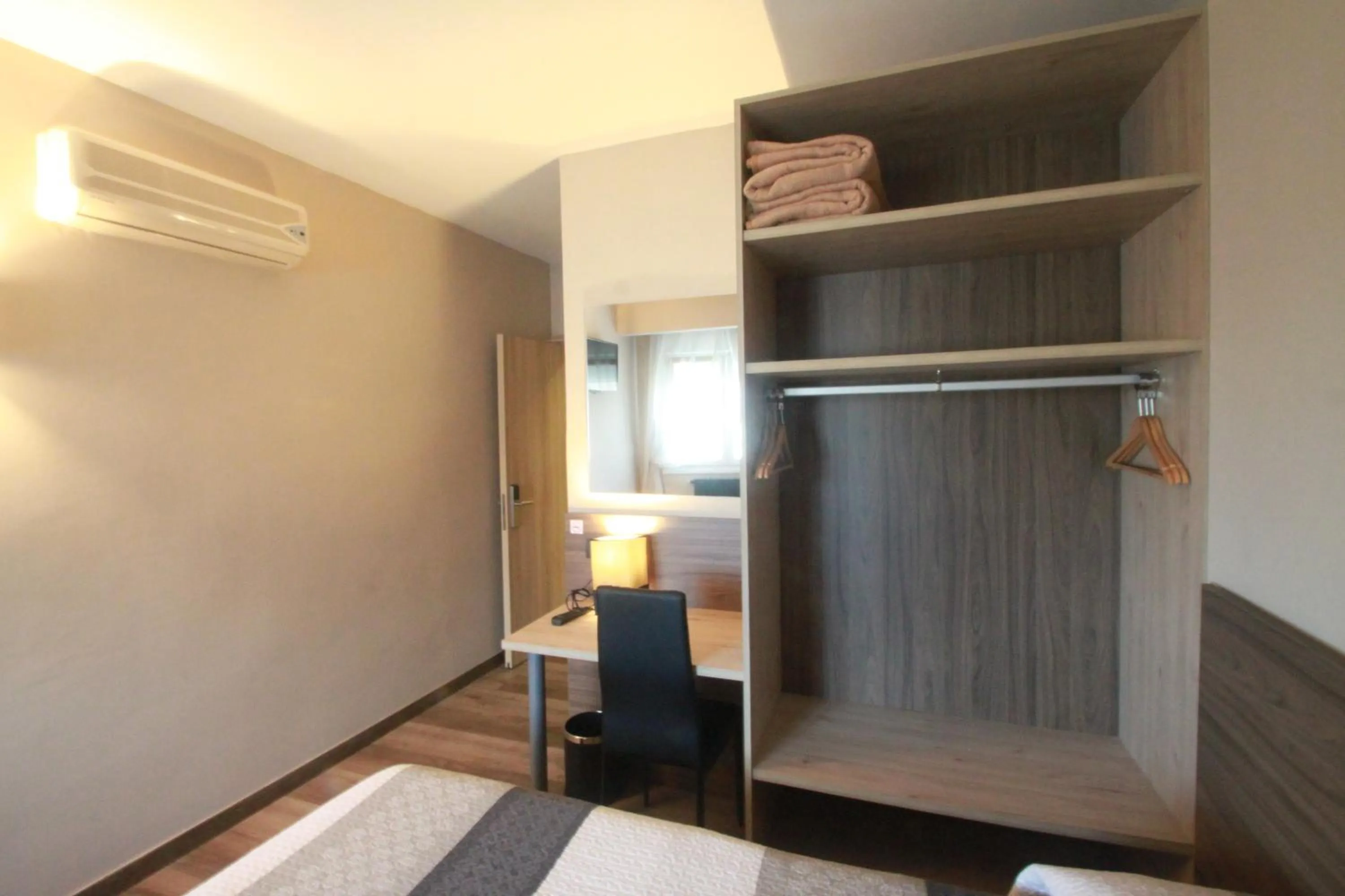 Bed in Hotel, H de l'Anton