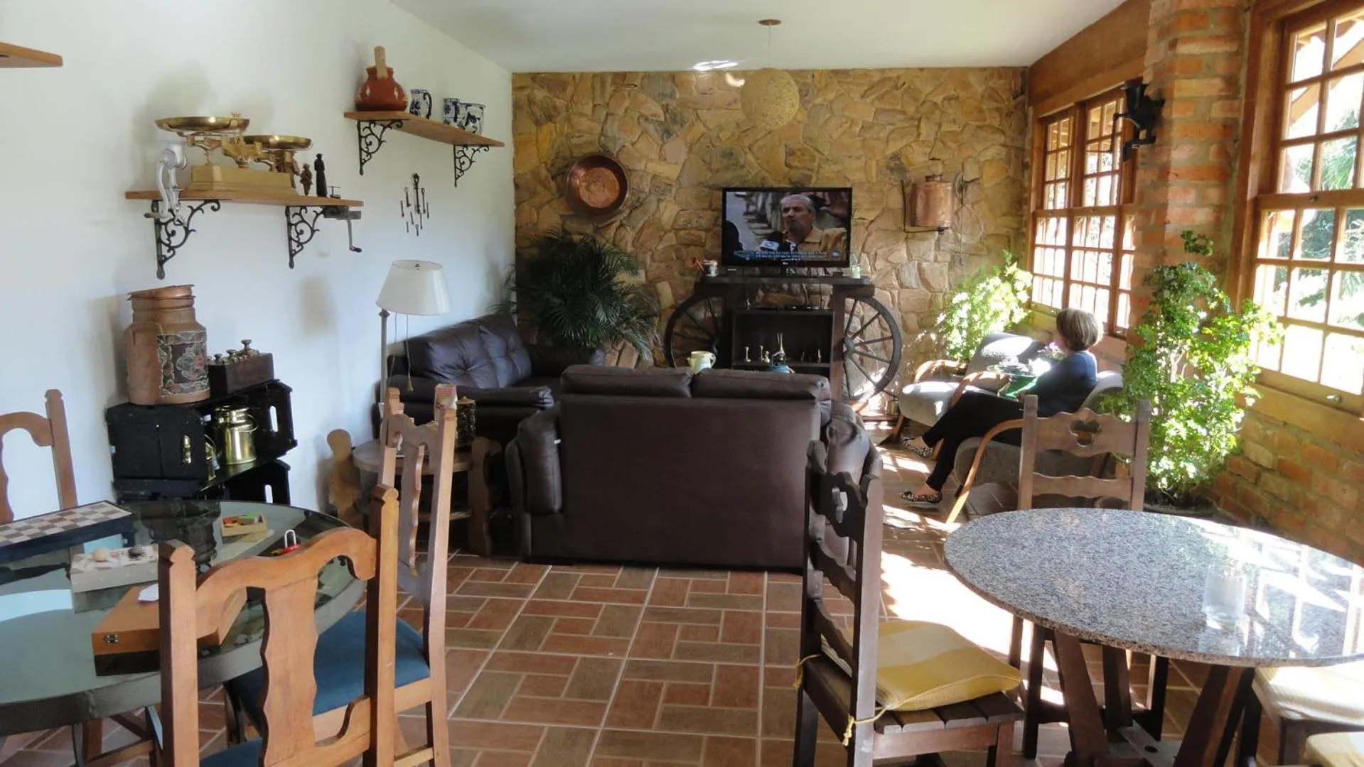 Communal lounge/ TV room in Pousada Chácara do Rio