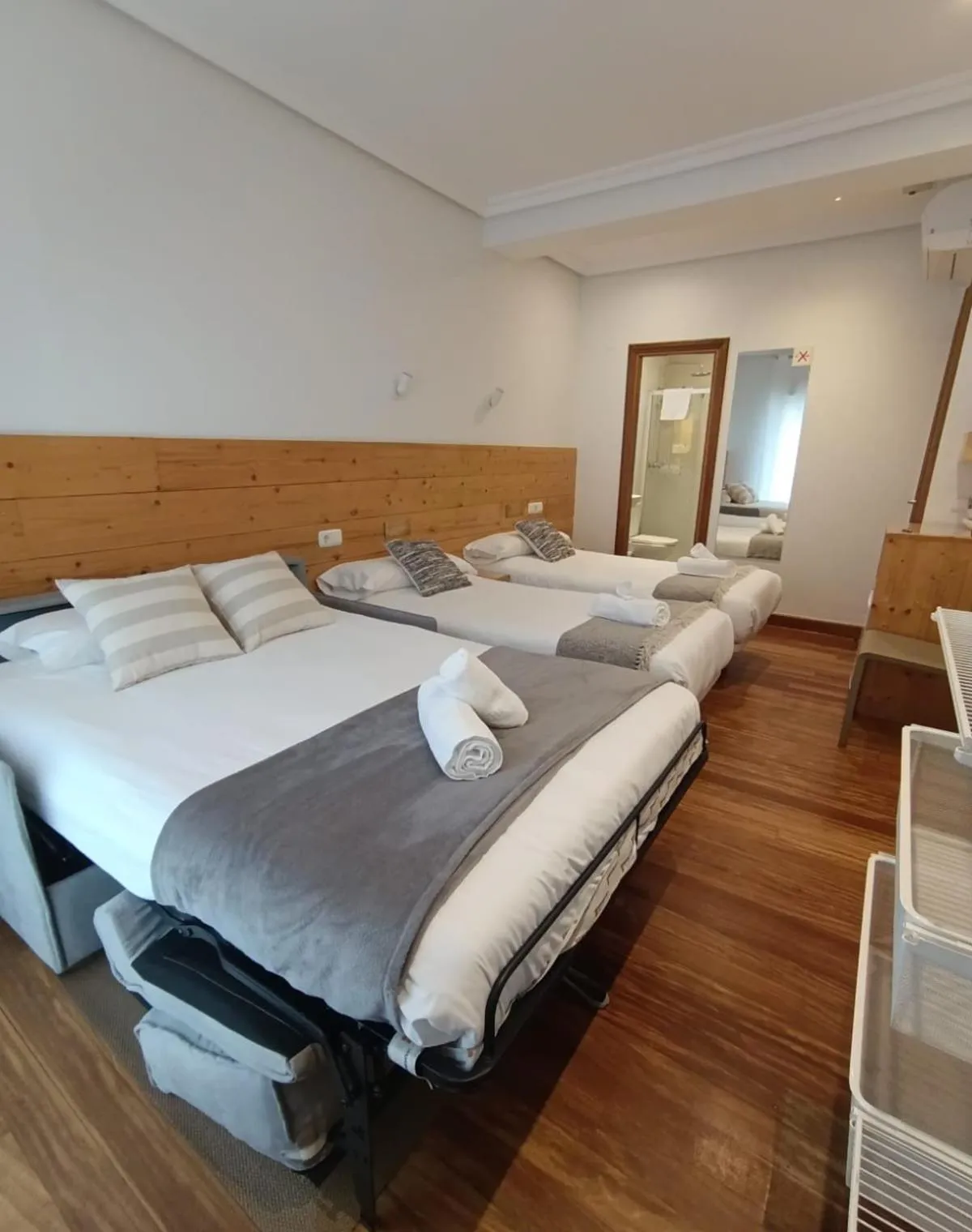 Photo of the whole room, Bed in Pensión Urkia