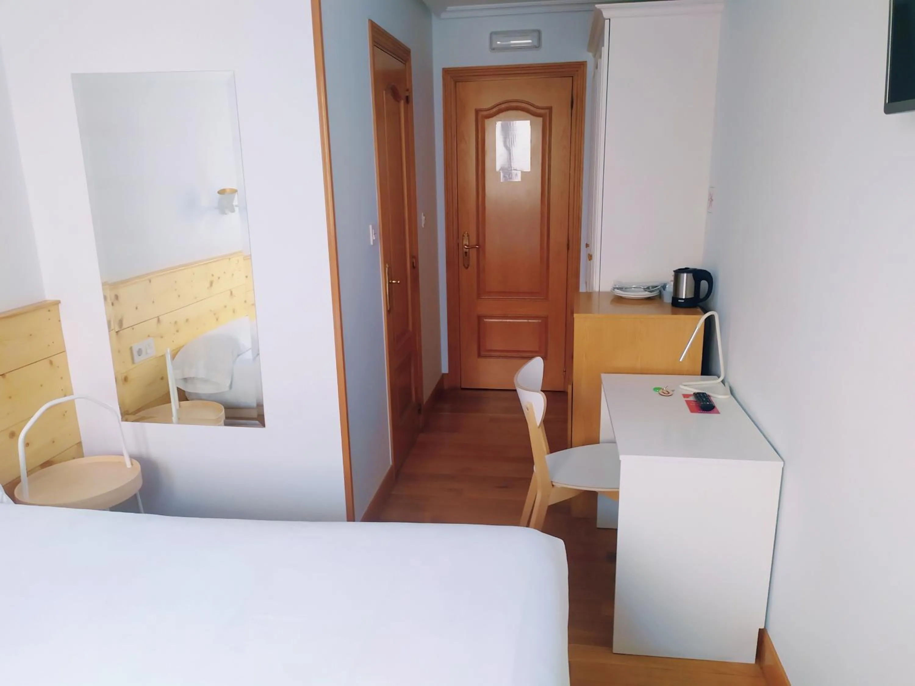 Photo of the whole room, Bed in Pensión Urkia