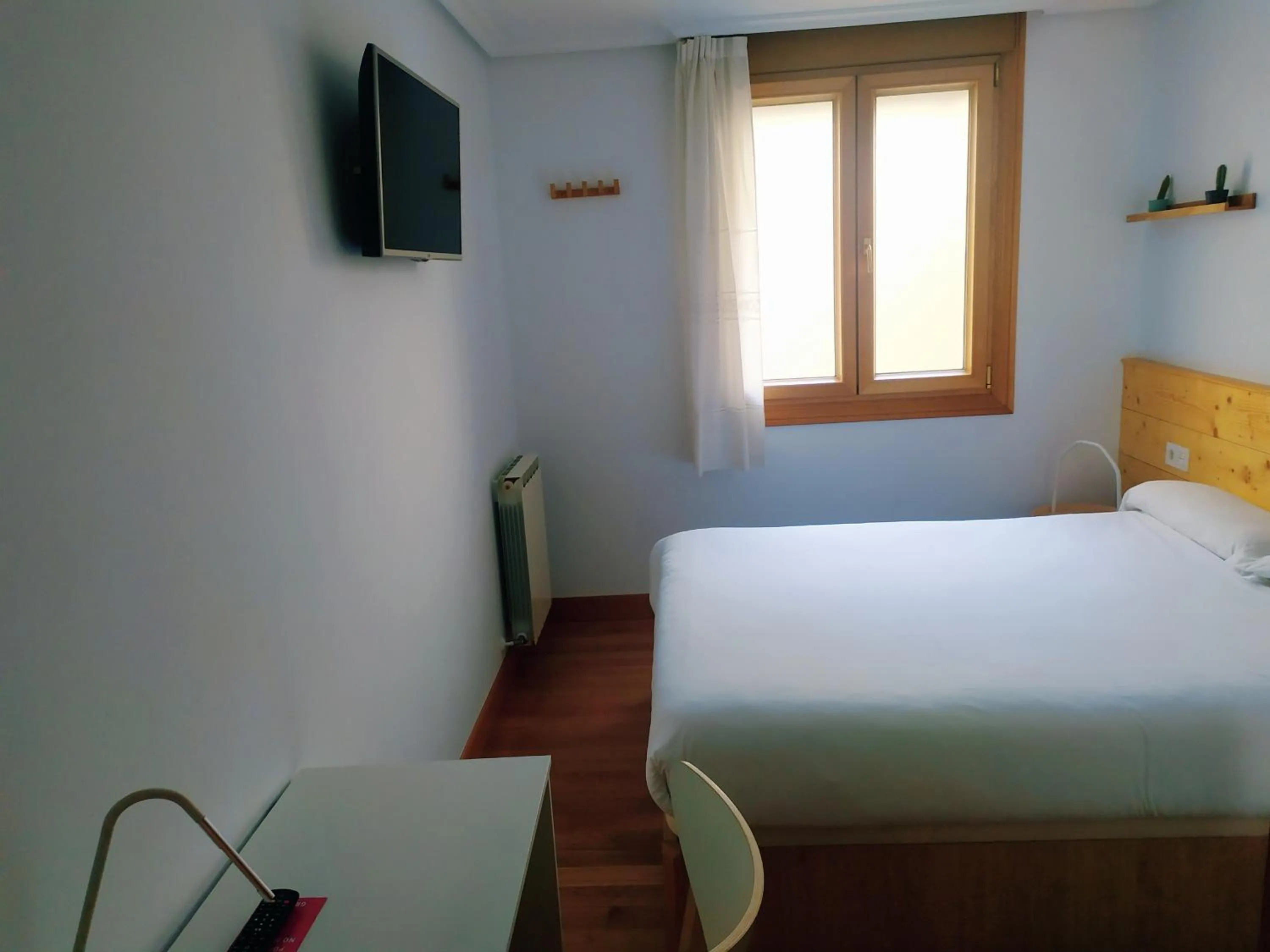 Photo of the whole room, Bed in Pensión Urkia