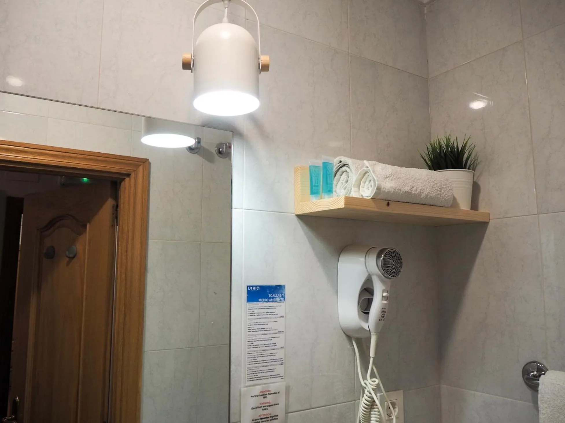 Shower in Pensión Urkia