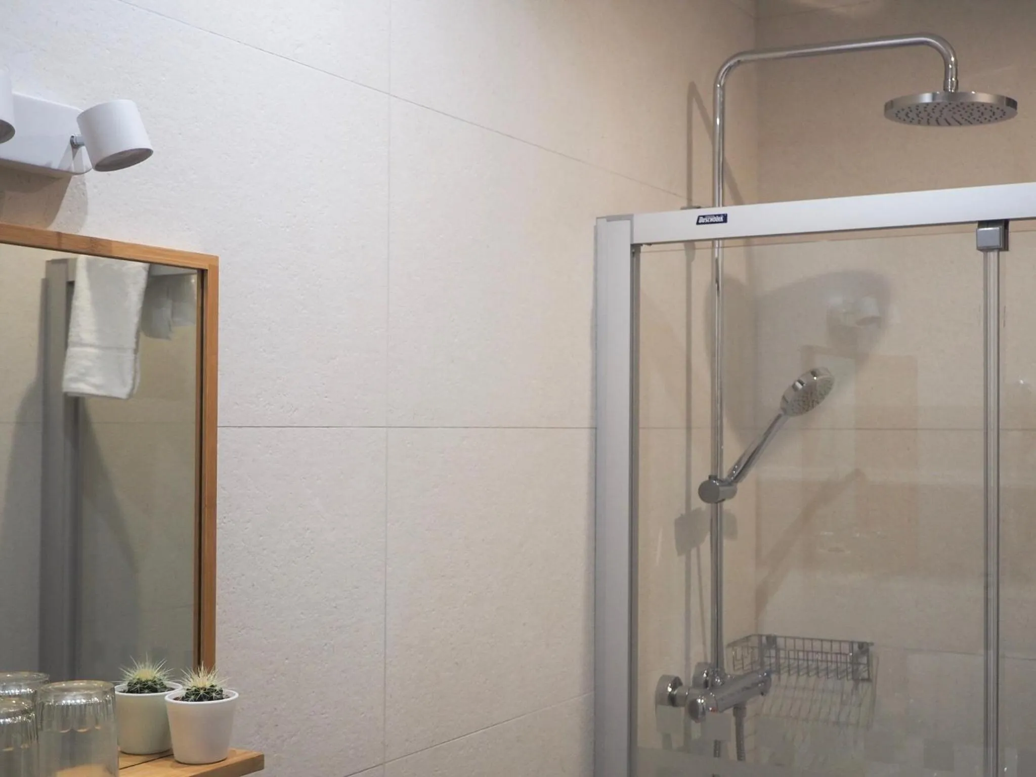 Shower in Pensión Urkia