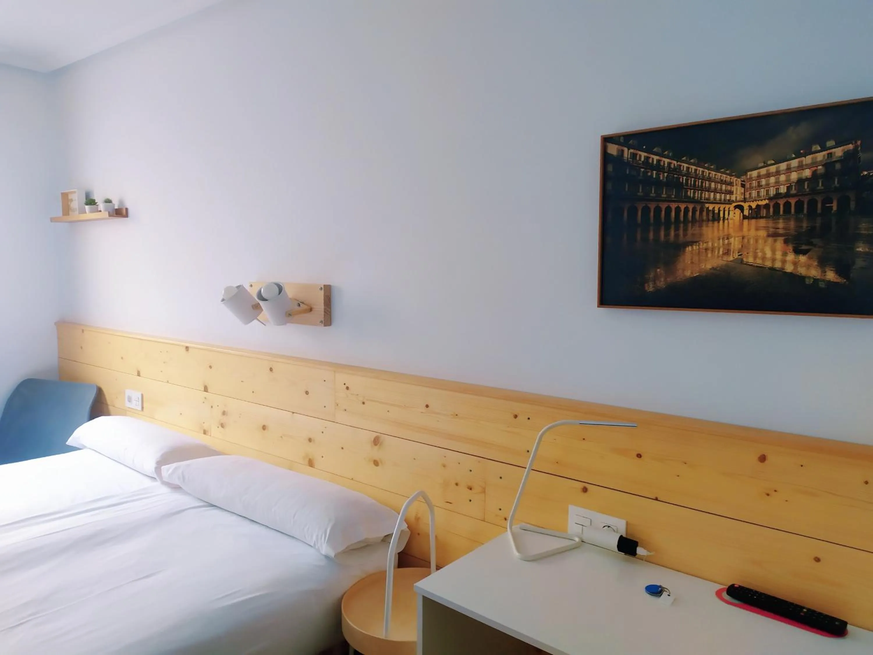 Photo of the whole room, Bed in Pensión Urkia