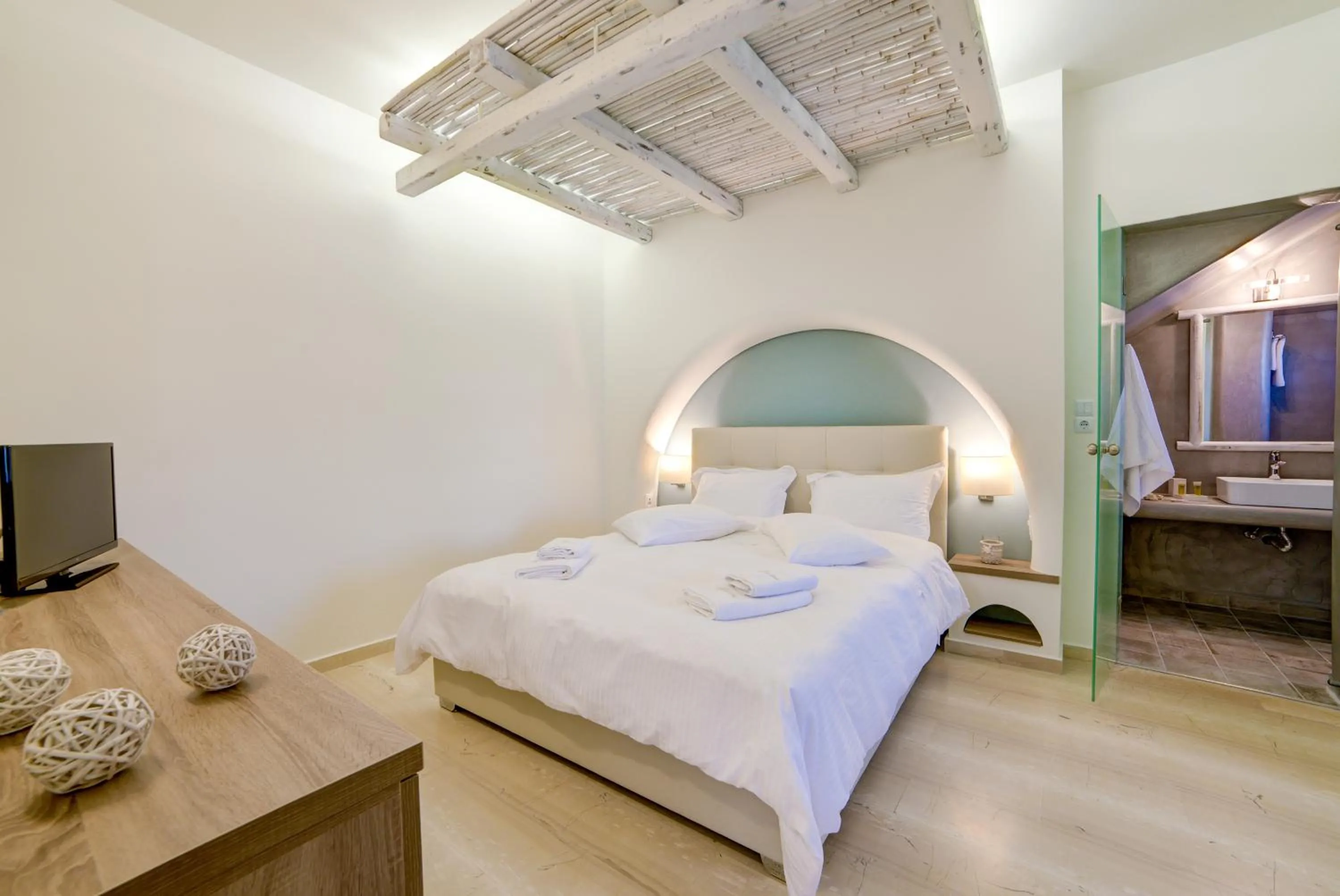 Bathroom, Bed in Ifestos Villa