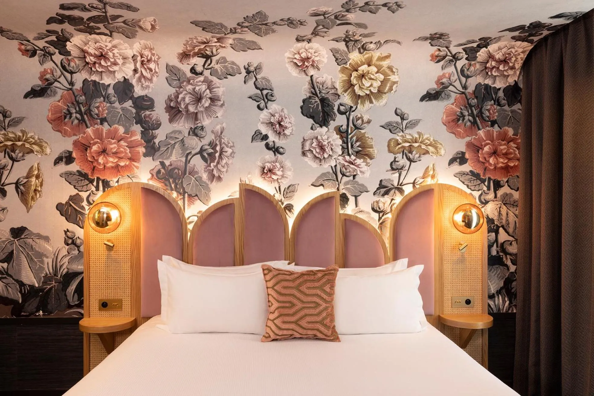 Bedroom, Bed in Hôtel Jardin de Cluny