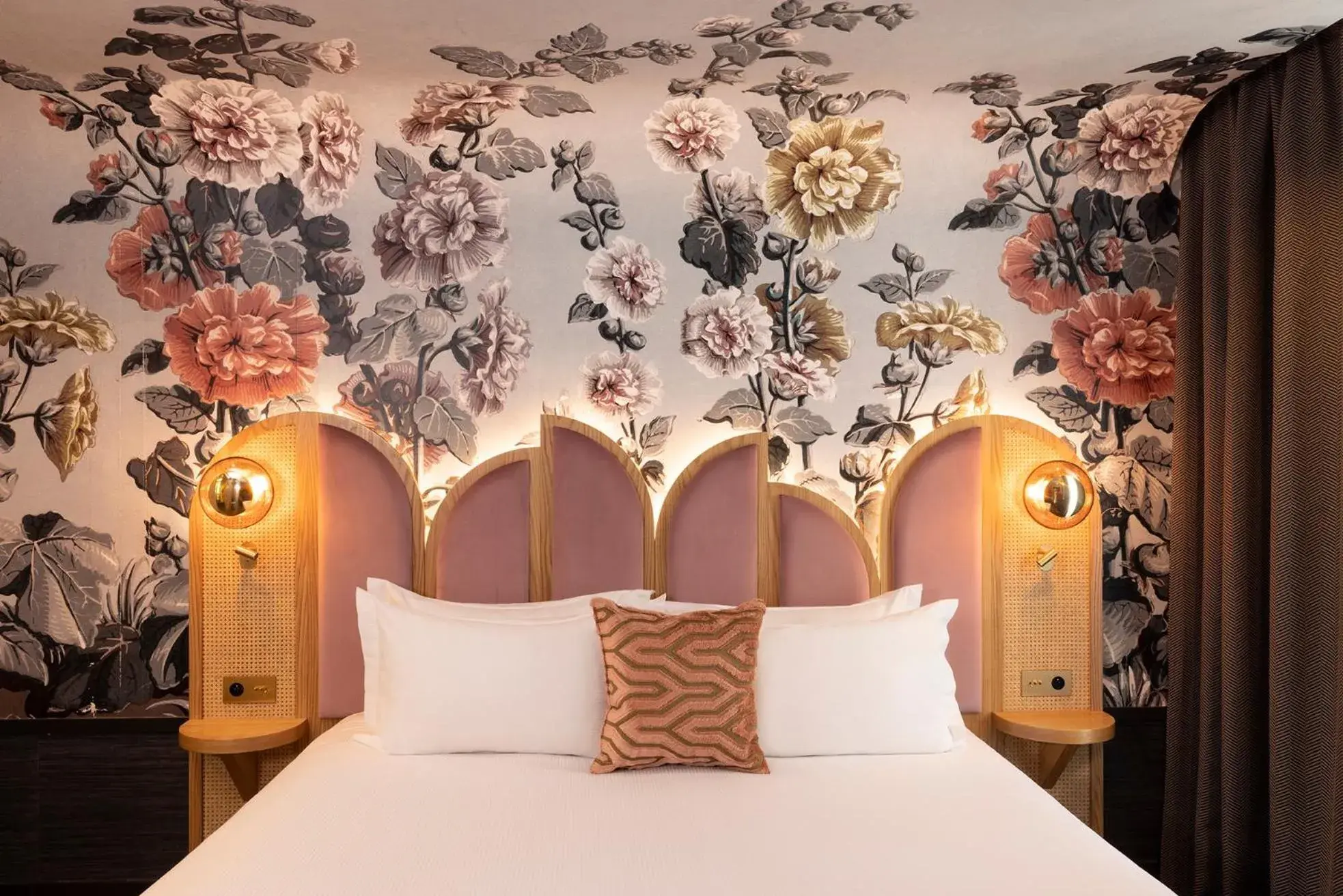 Bedroom, Bed in Hôtel Jardin de Cluny Bedroom, Bed in Hôtel Jardin de Cluny