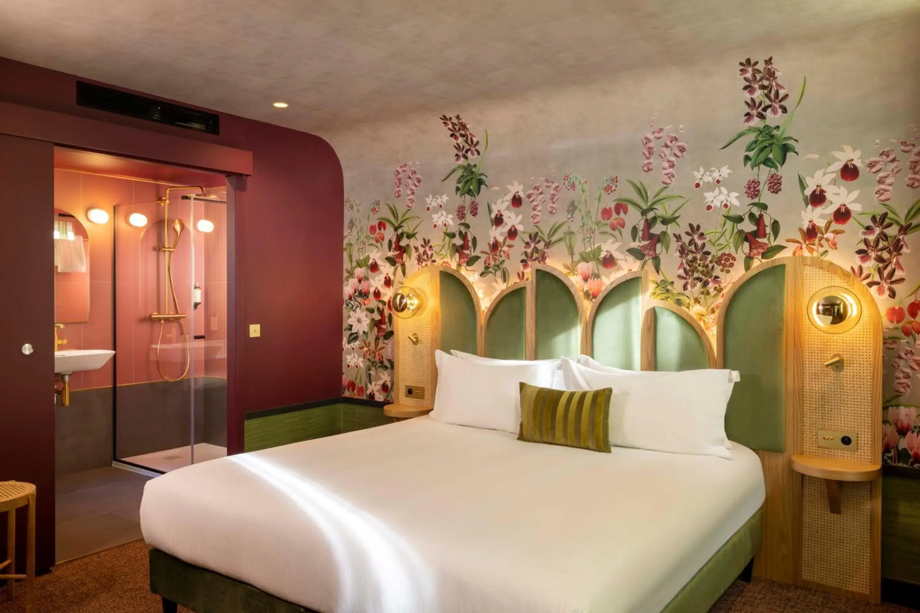 Bed in Hôtel Jardin de Cluny Bed in Hôtel Jardin de Cluny