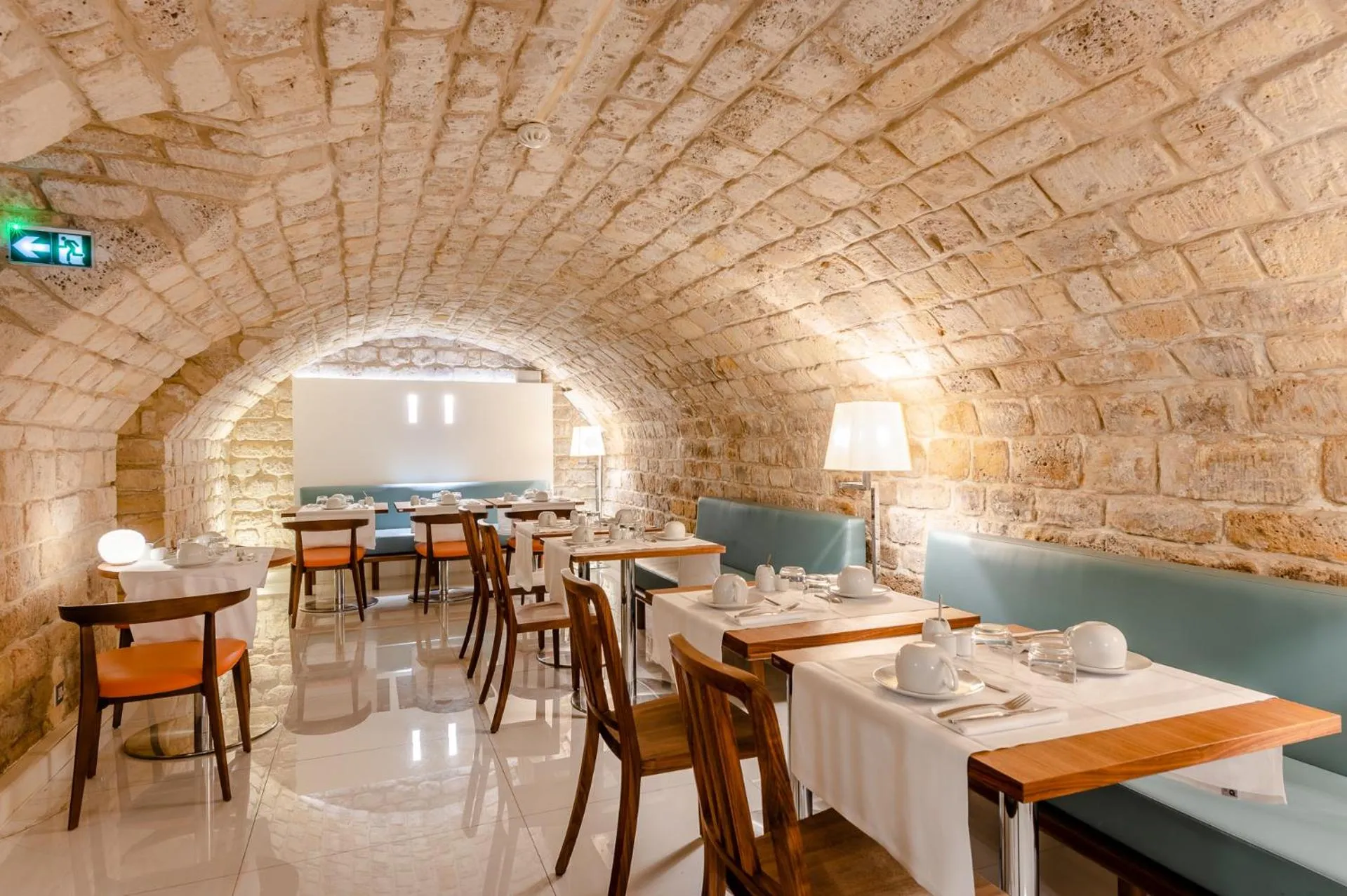 Restaurant/places to eat in Hôtel Jardin de Cluny