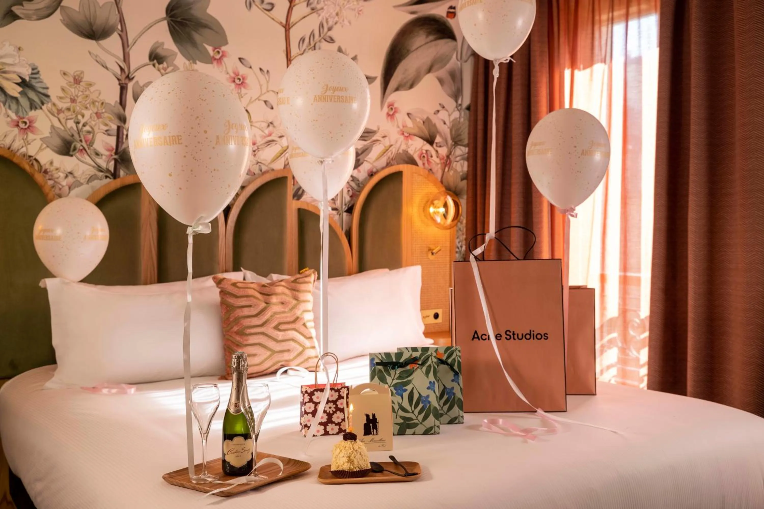 Bedroom, Bed in Hôtel Jardin de Cluny