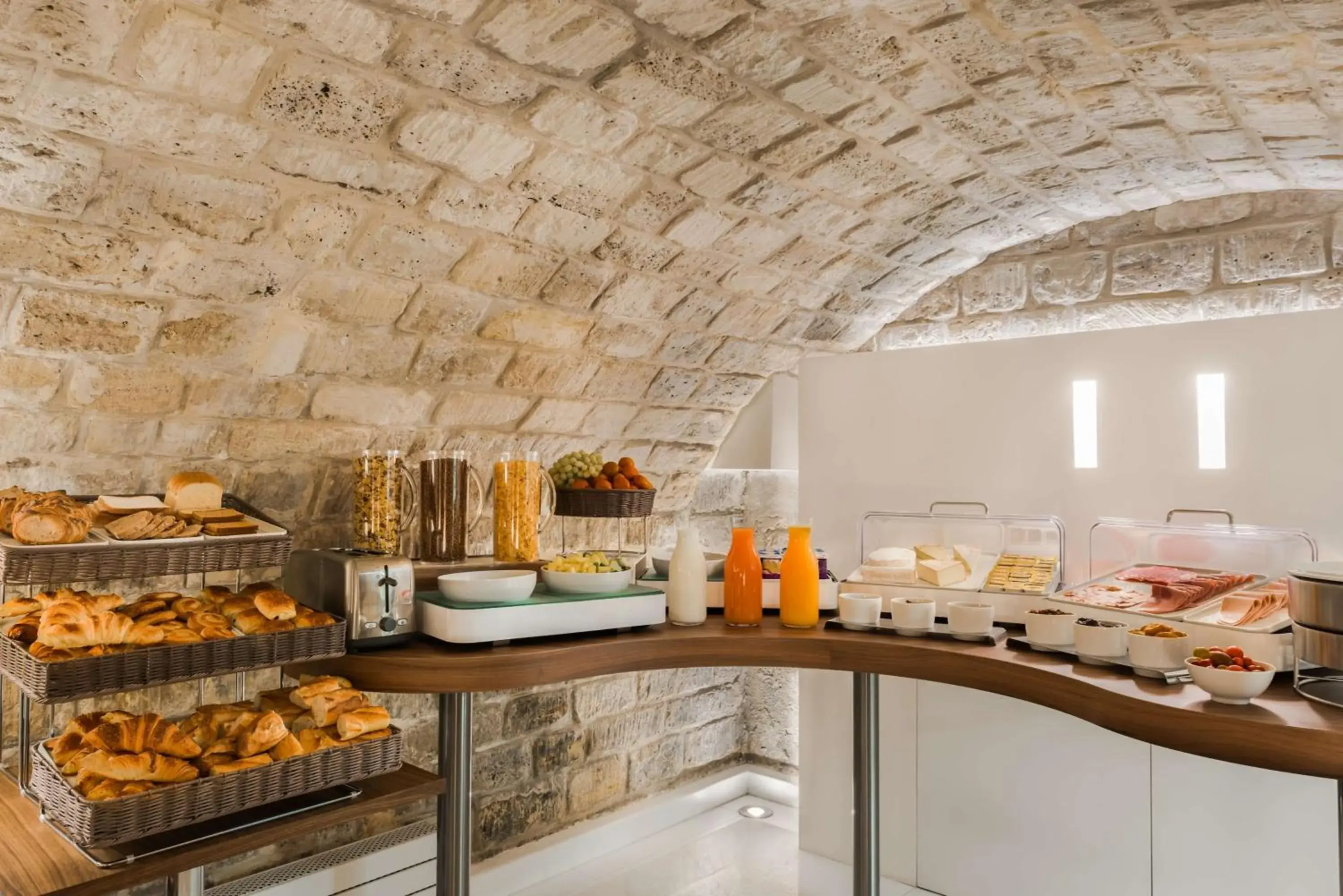 Restaurant/places to eat in Hôtel Jardin de Cluny Restaurant/places to eat in Hôtel Jardin de Cluny