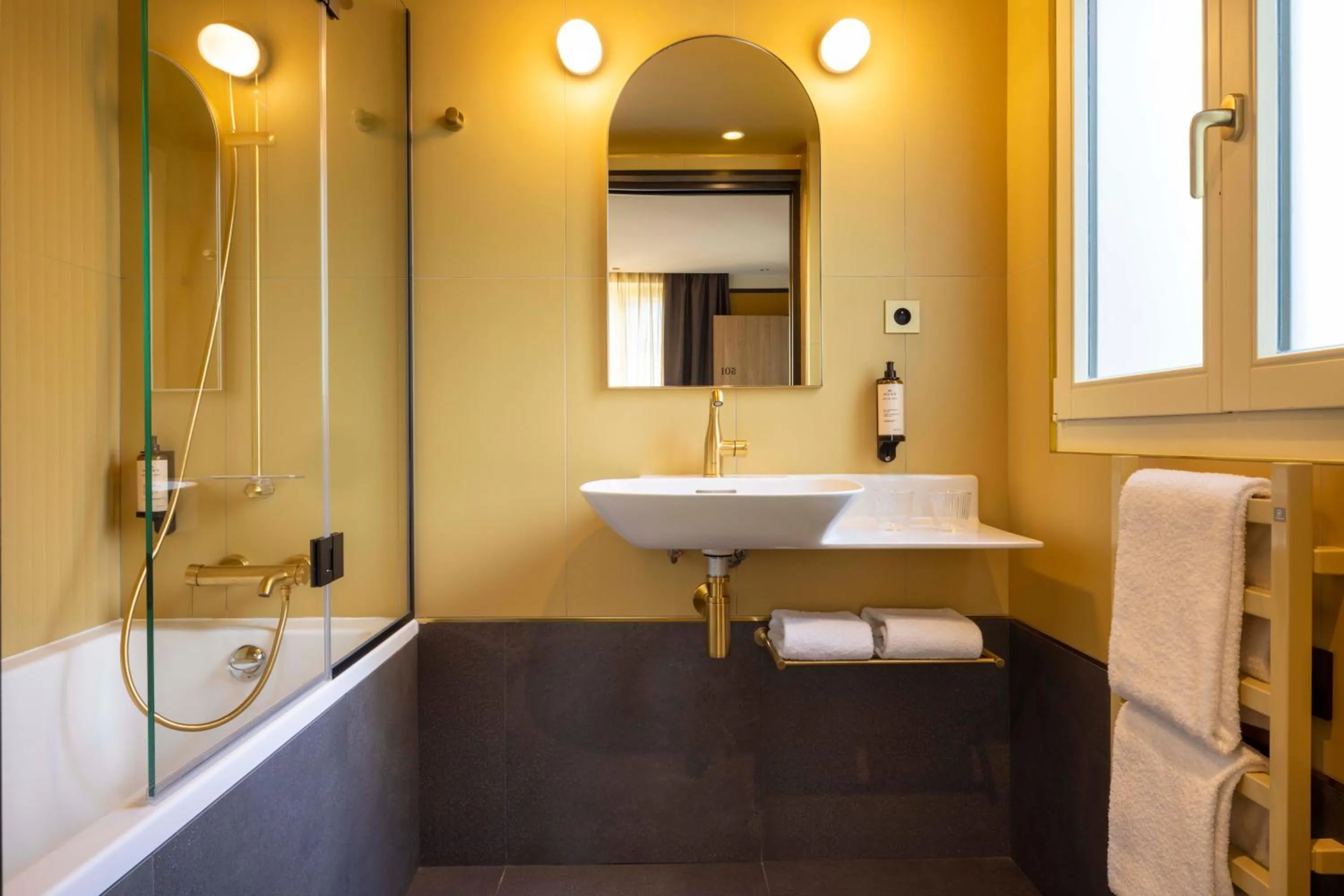 Bathroom in Hôtel Jardin de Cluny