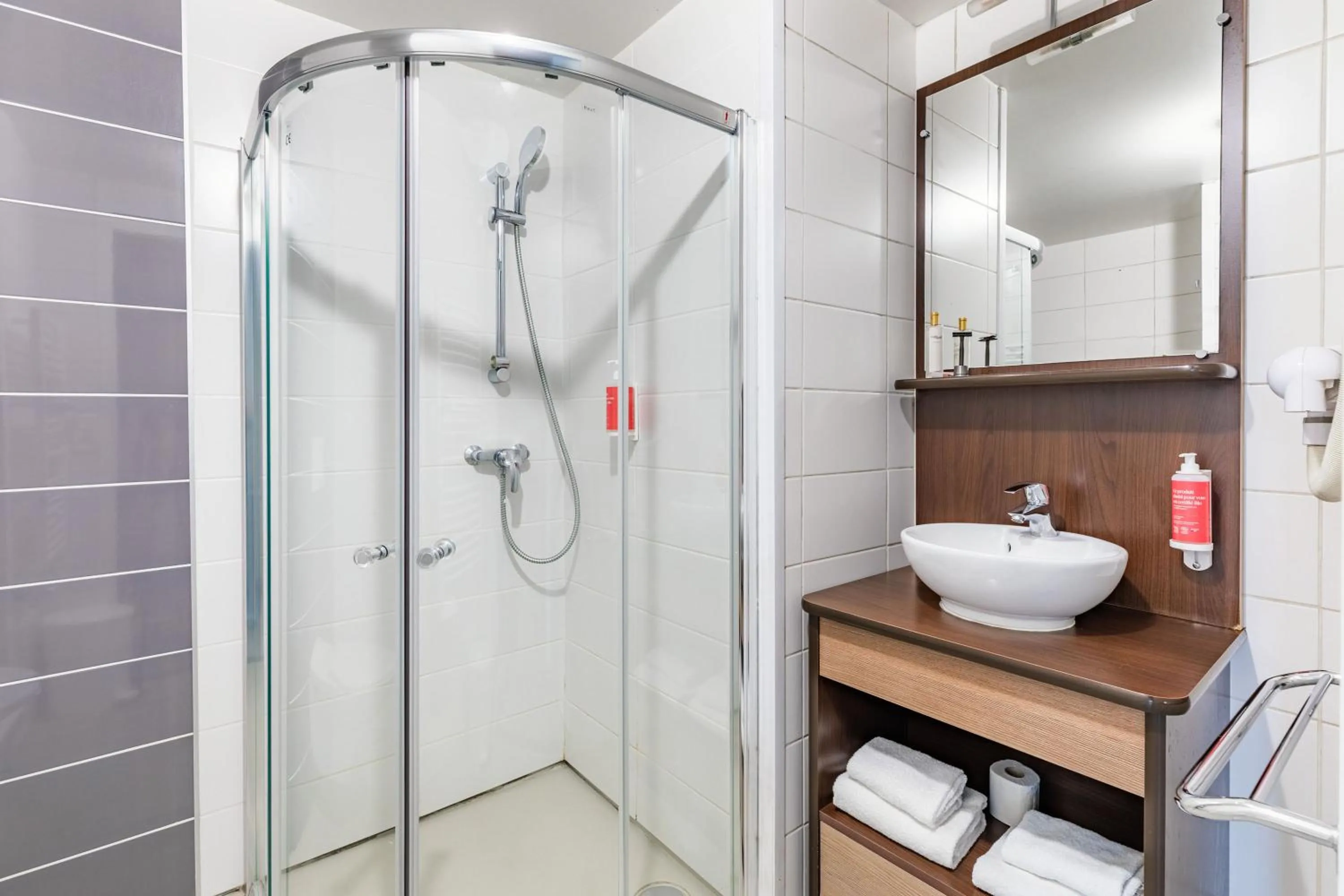 Shower in Appart'City Confort Saint-Nazaire Océan