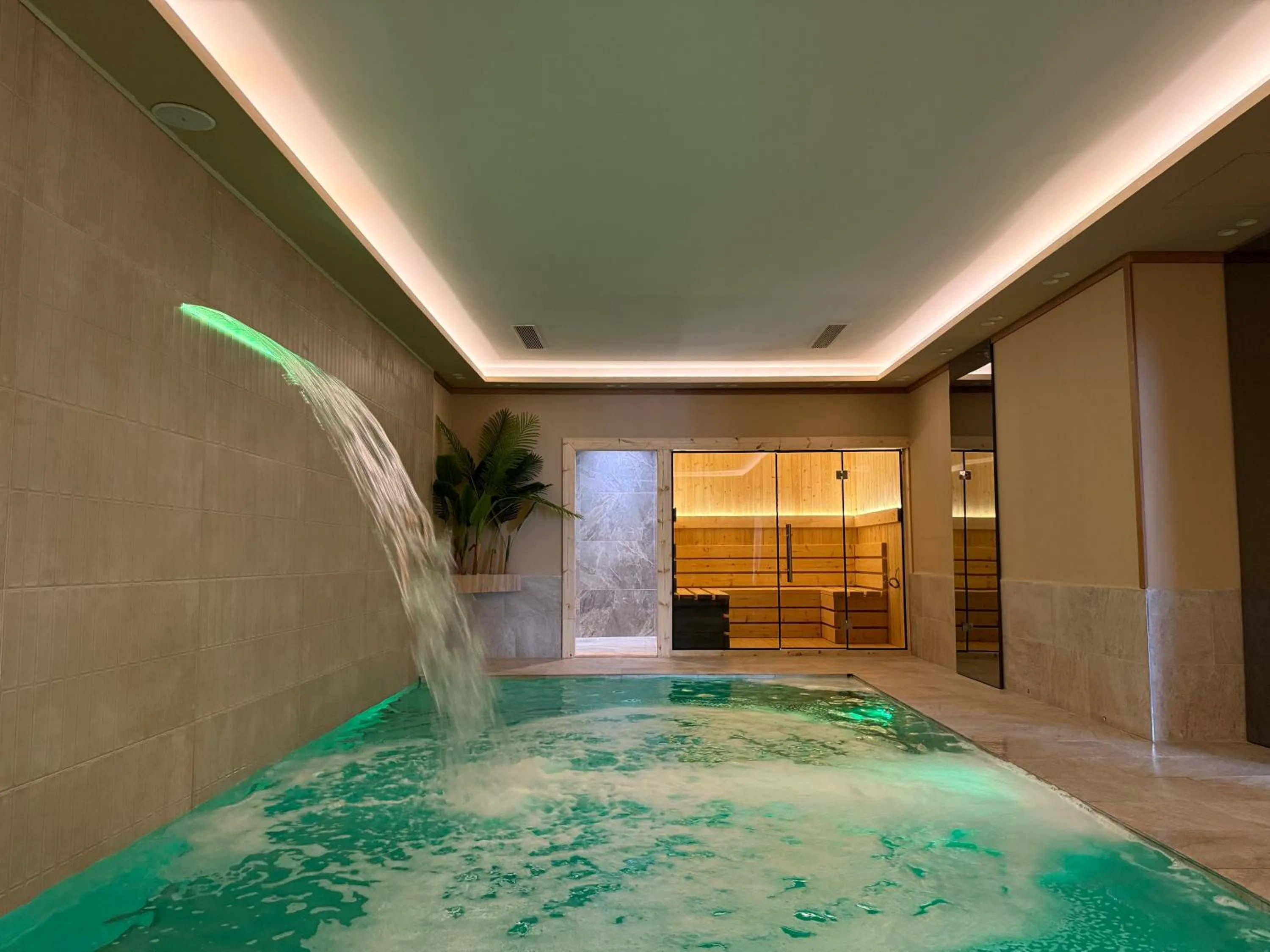 Swimming pool in Hotel Colis