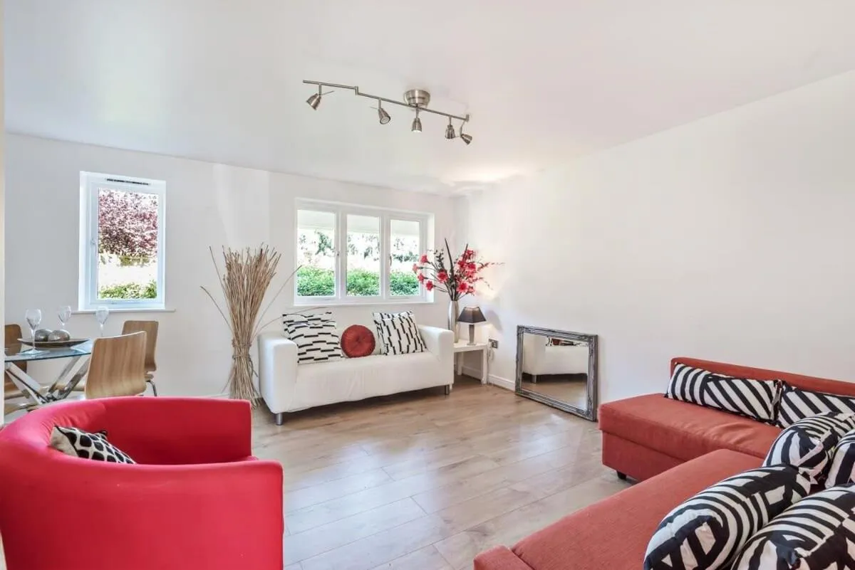 2 Bed Flat, Dedicated workspace, Parking, 4KTV