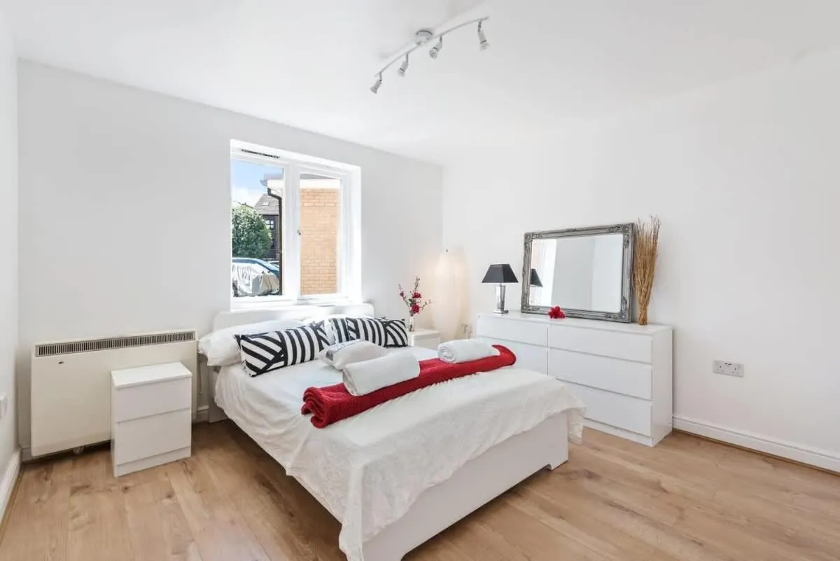 Bed in 2 Bed Flat, Dedicated workspace, Parking, 4KTV