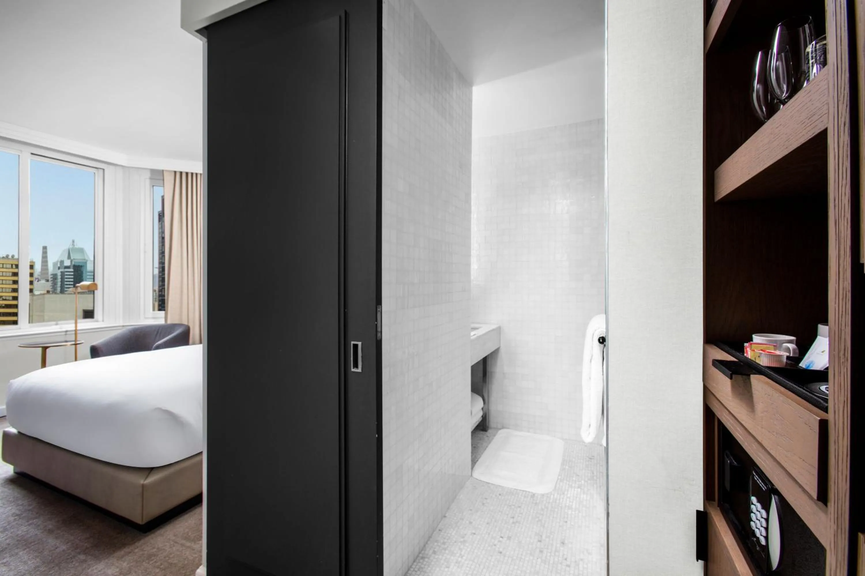 Photo of the whole room, Bed in The Luxury Collection Hotel Manhattan Midtown