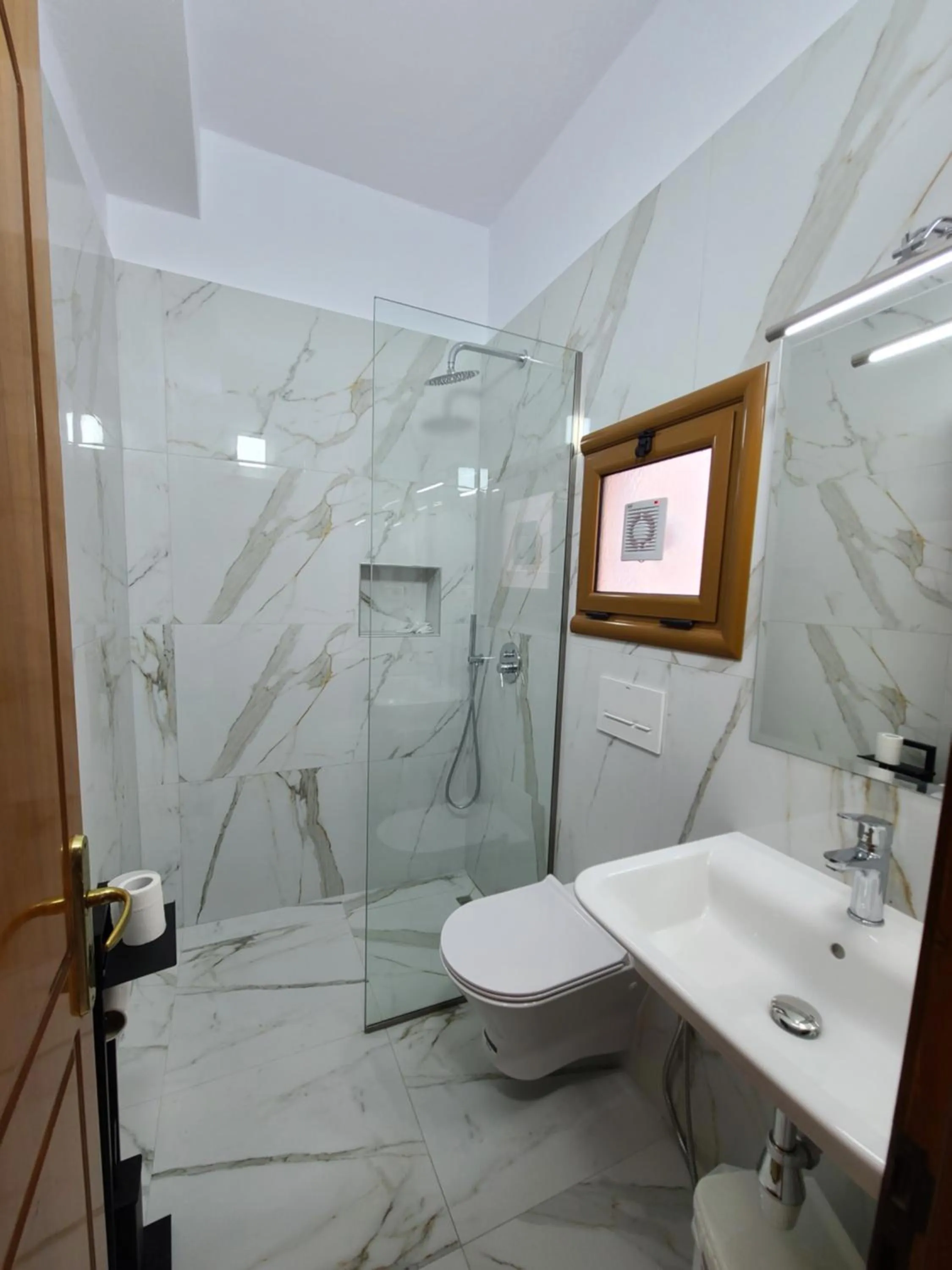 Shower in Hotel Martini