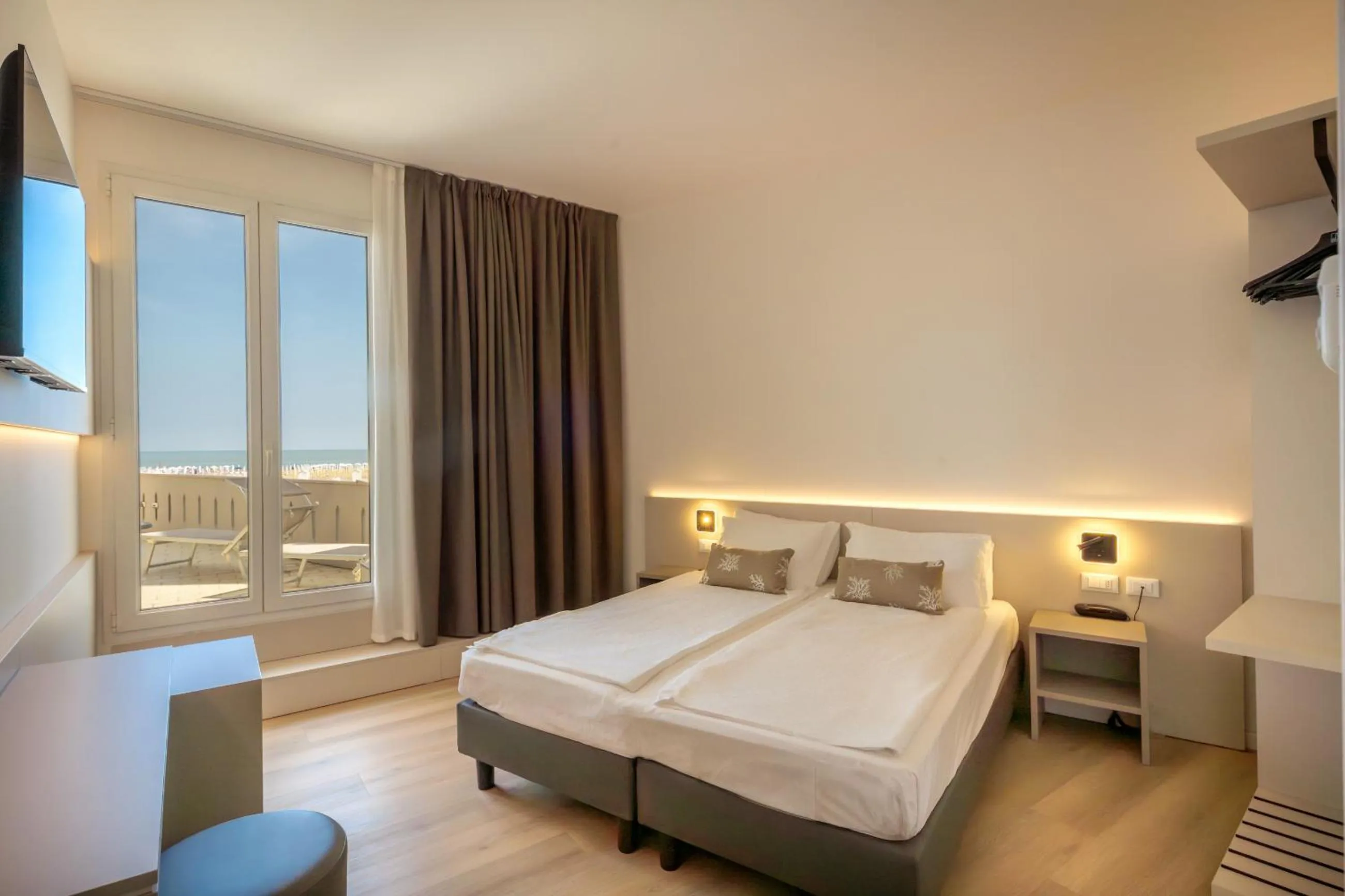 Sea view, Bed in Hotel Delfino