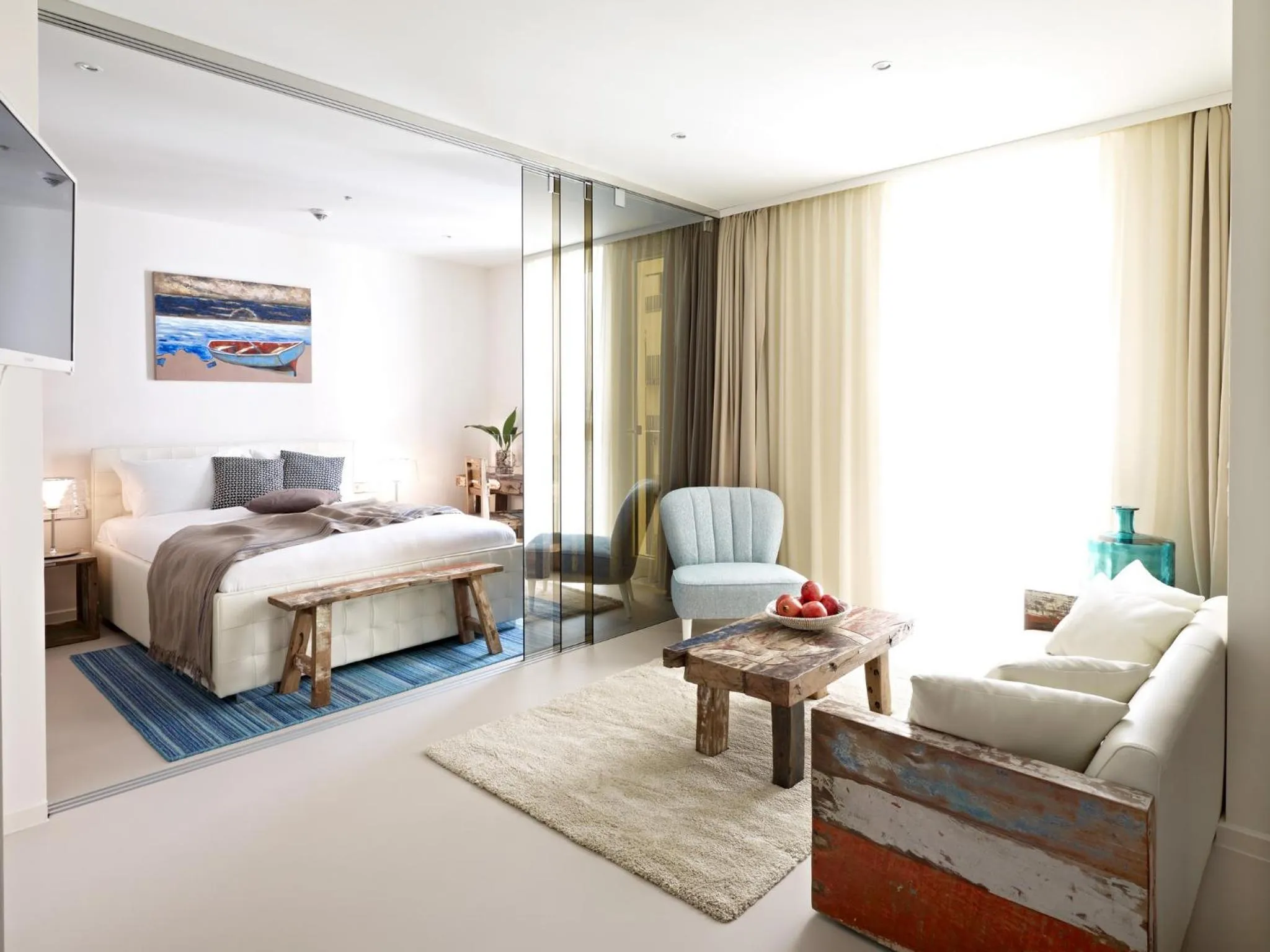 Living room, Bed in VISIONAPARTMENTS Berlin - contactless check-in