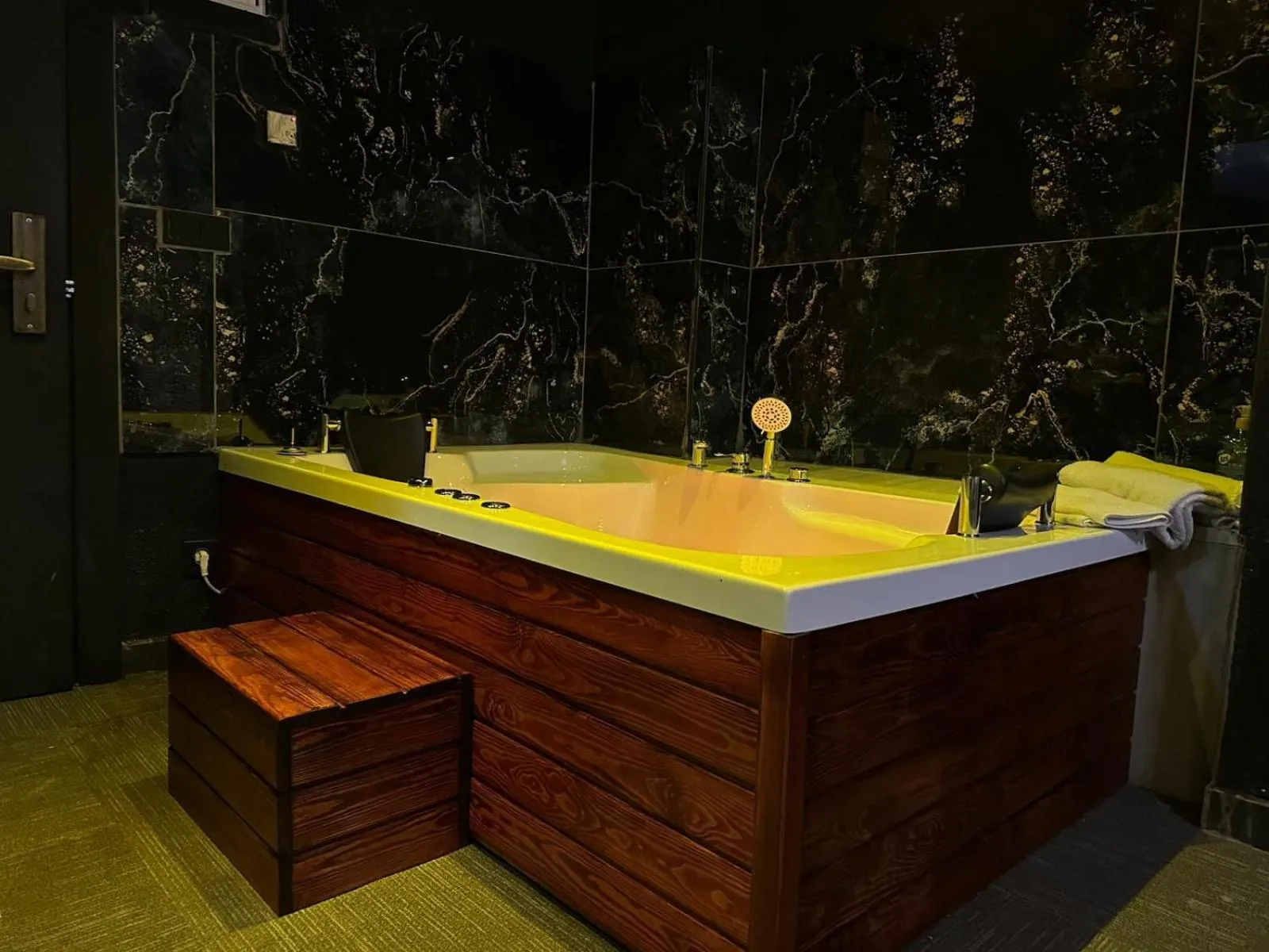 Hot Tub in My Palace Aırport