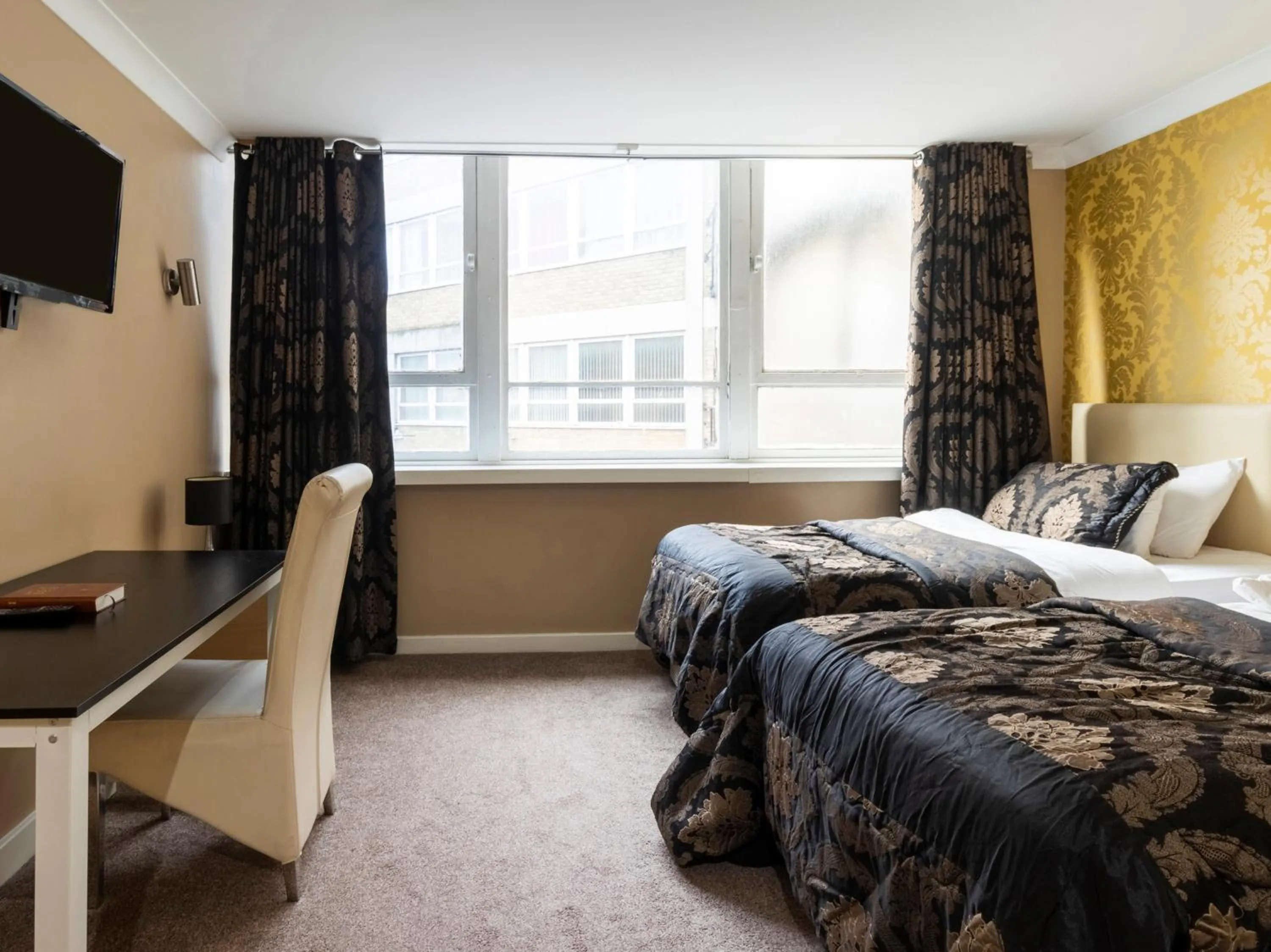 Bedroom, Bed in Stuart Hotel