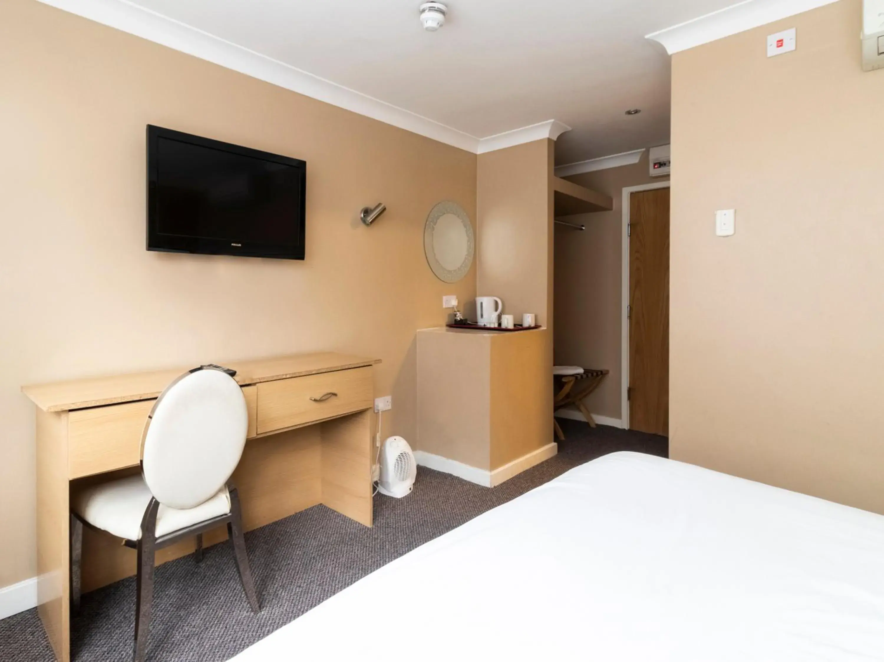 Photo of the whole room, Bed in Stuart Hotel Photo of the whole room, Bed in Stuart Hotel