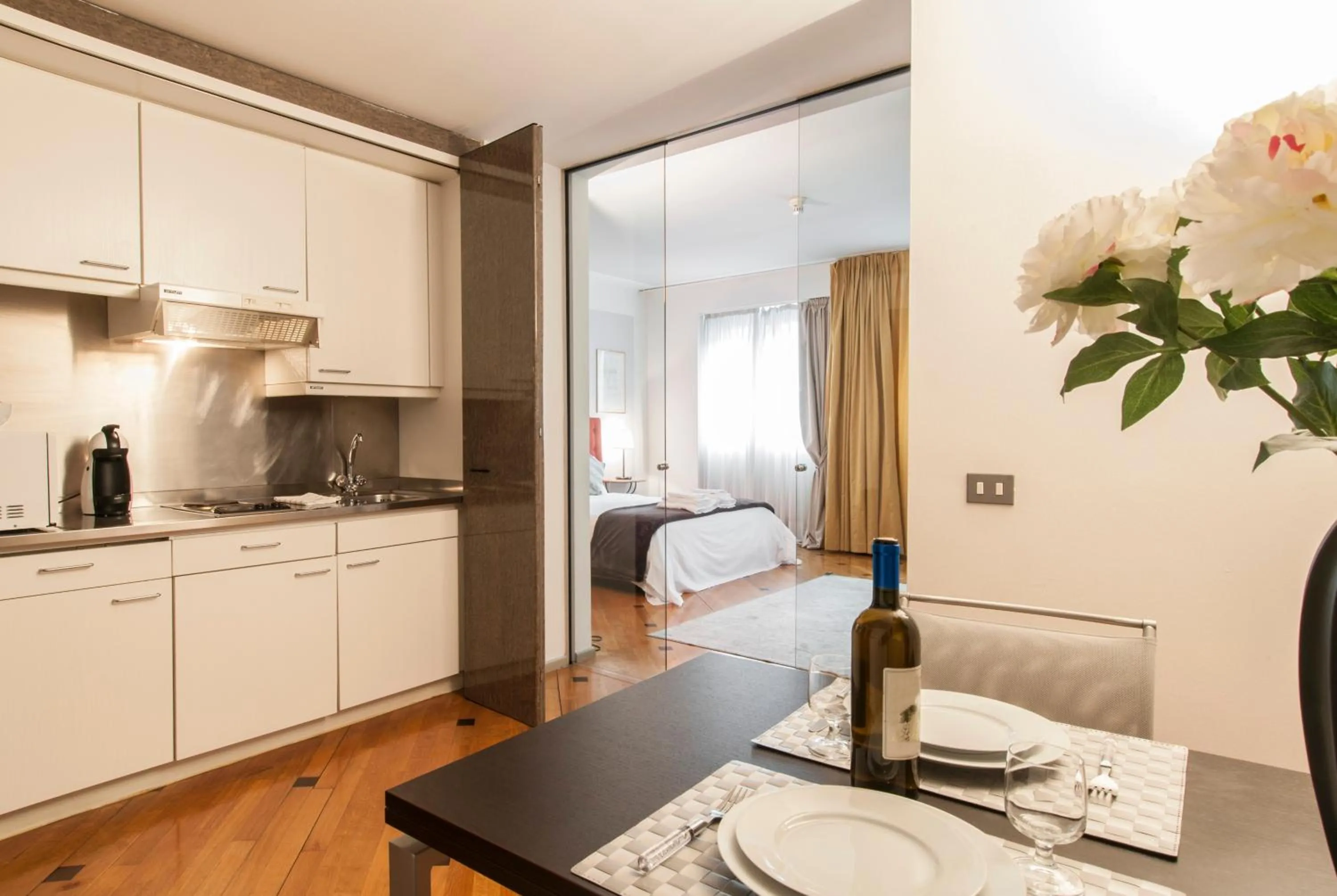 Kitchen or kitchenette, Bed in Milan Royal Suites - Centro