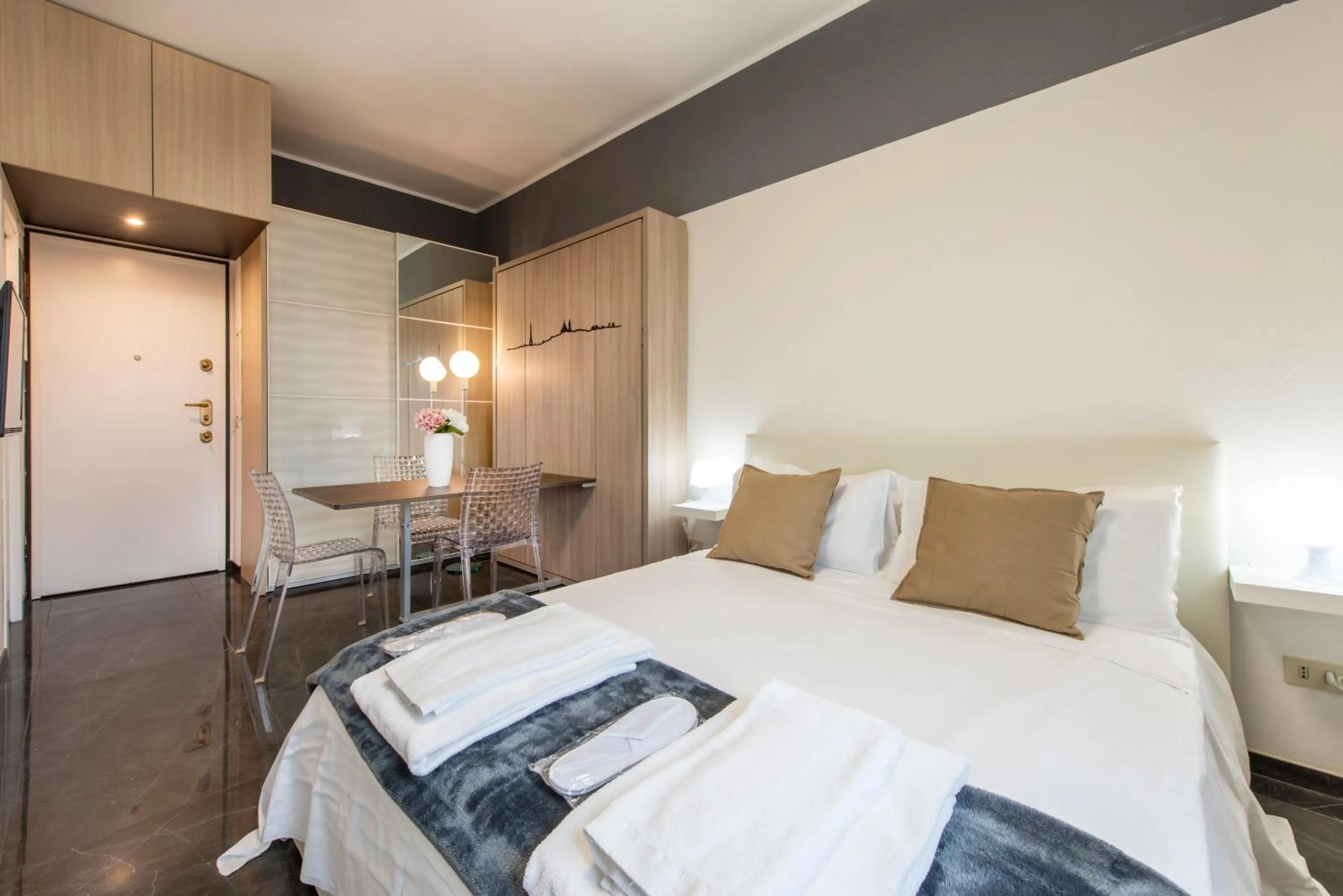 Photo of the whole room, Bed in Milan Royal Suites - Centro