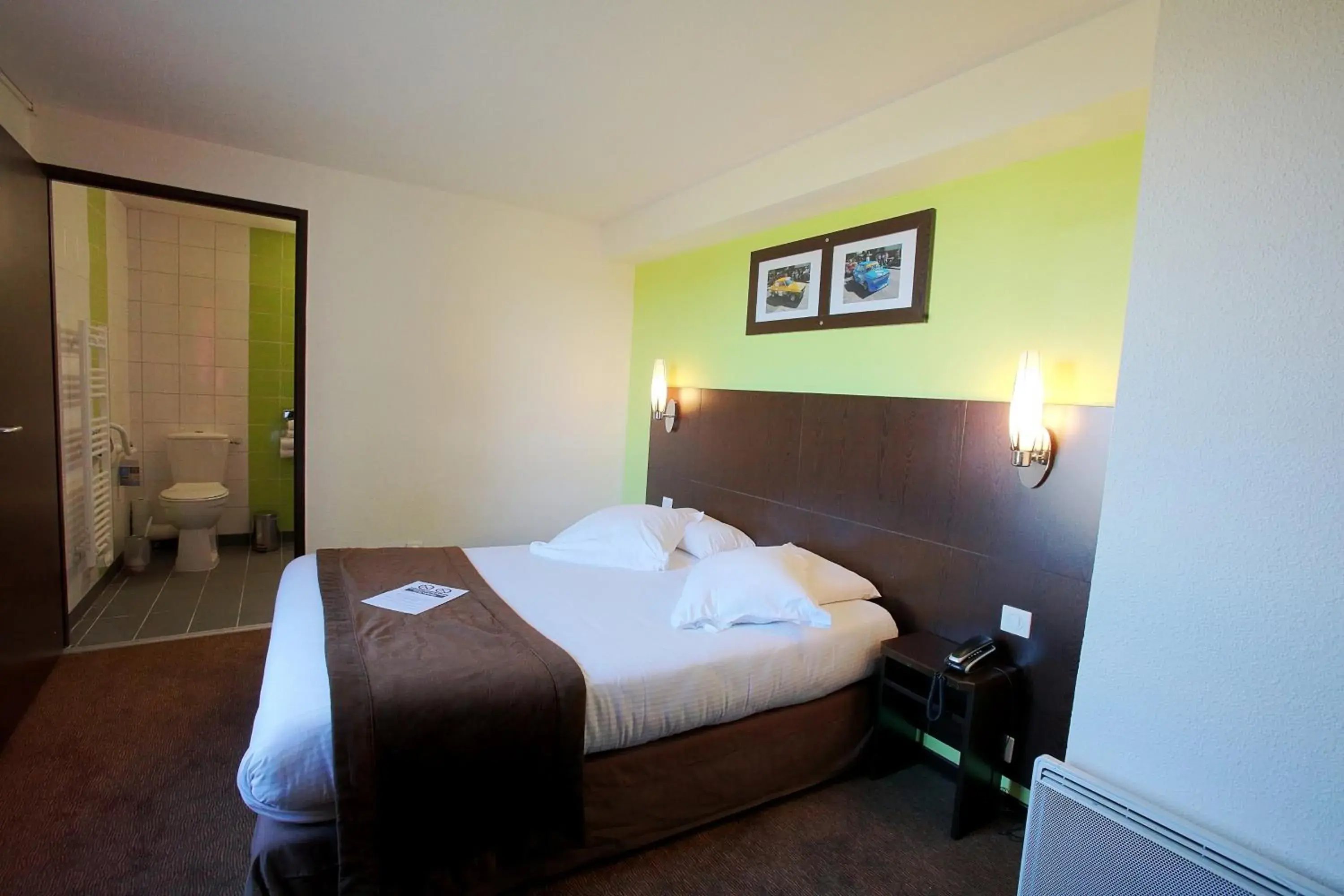 Photo of the whole room, Bed in Enzo Hotels Cannes-Écluse by Kyriad Direct Photo of the whole room, Bed in Enzo Hotels Cannes-Écluse by Kyriad Direct