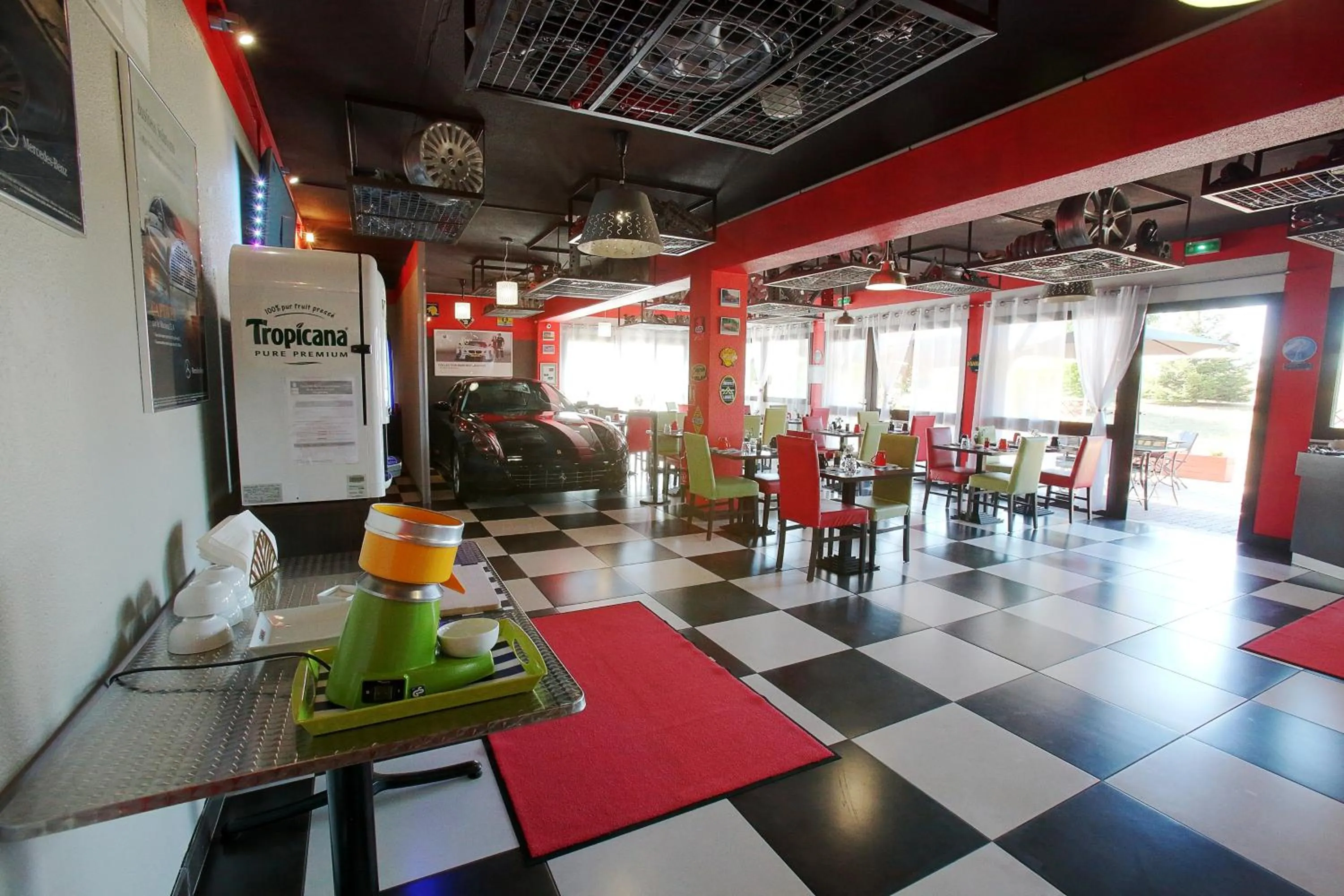 Restaurant/places to eat in Enzo Hotels Cannes-Écluse by Kyriad Direct